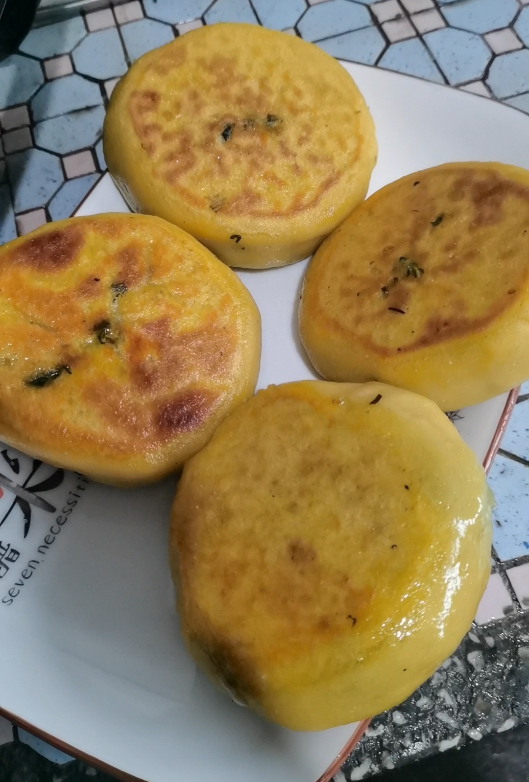 看起来色香味俱全,外皮用的是自家的玉米面,里面的馅儿是自家种的小