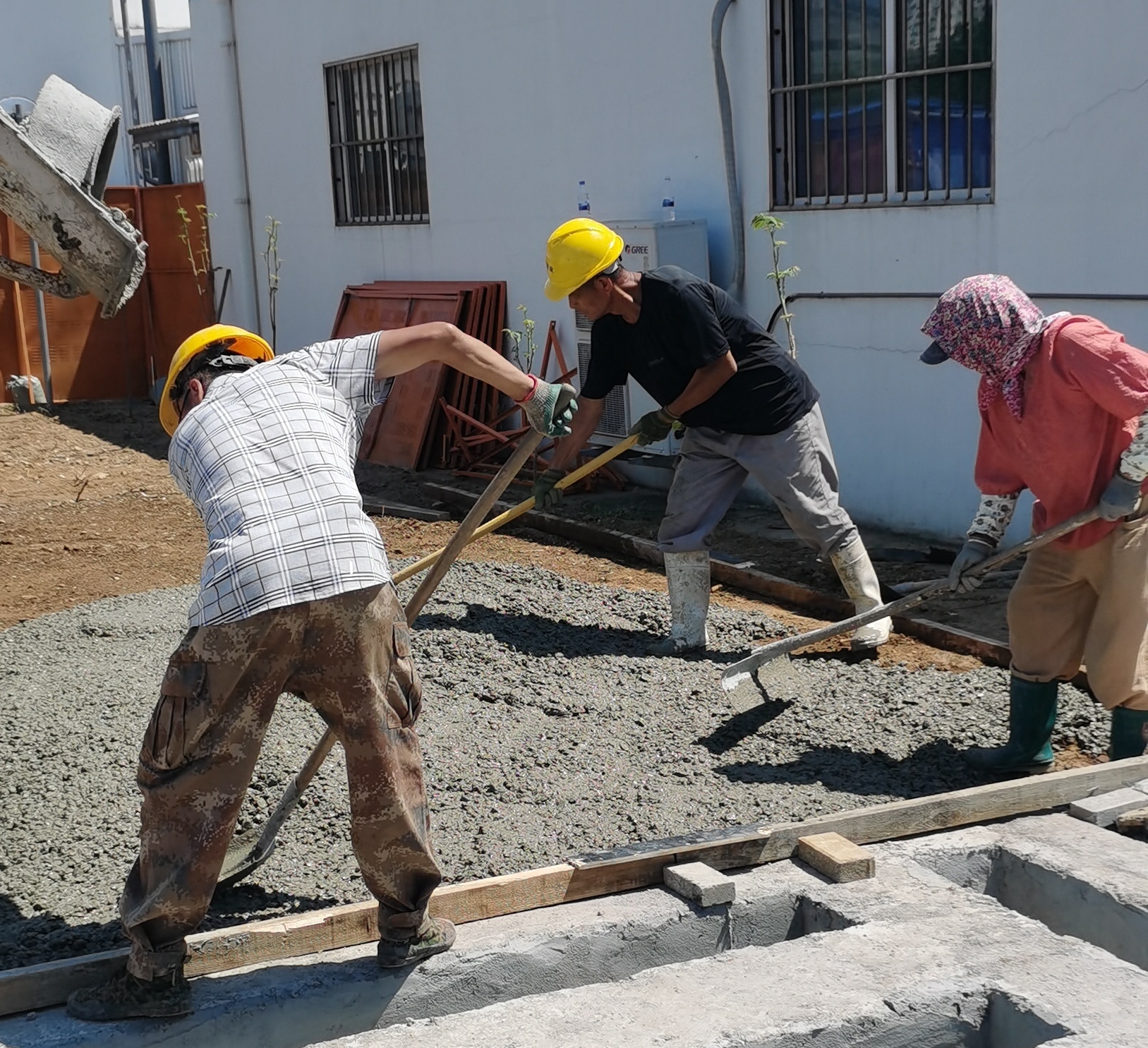 炎炎烈日下建筑工人正在辛勤劳作