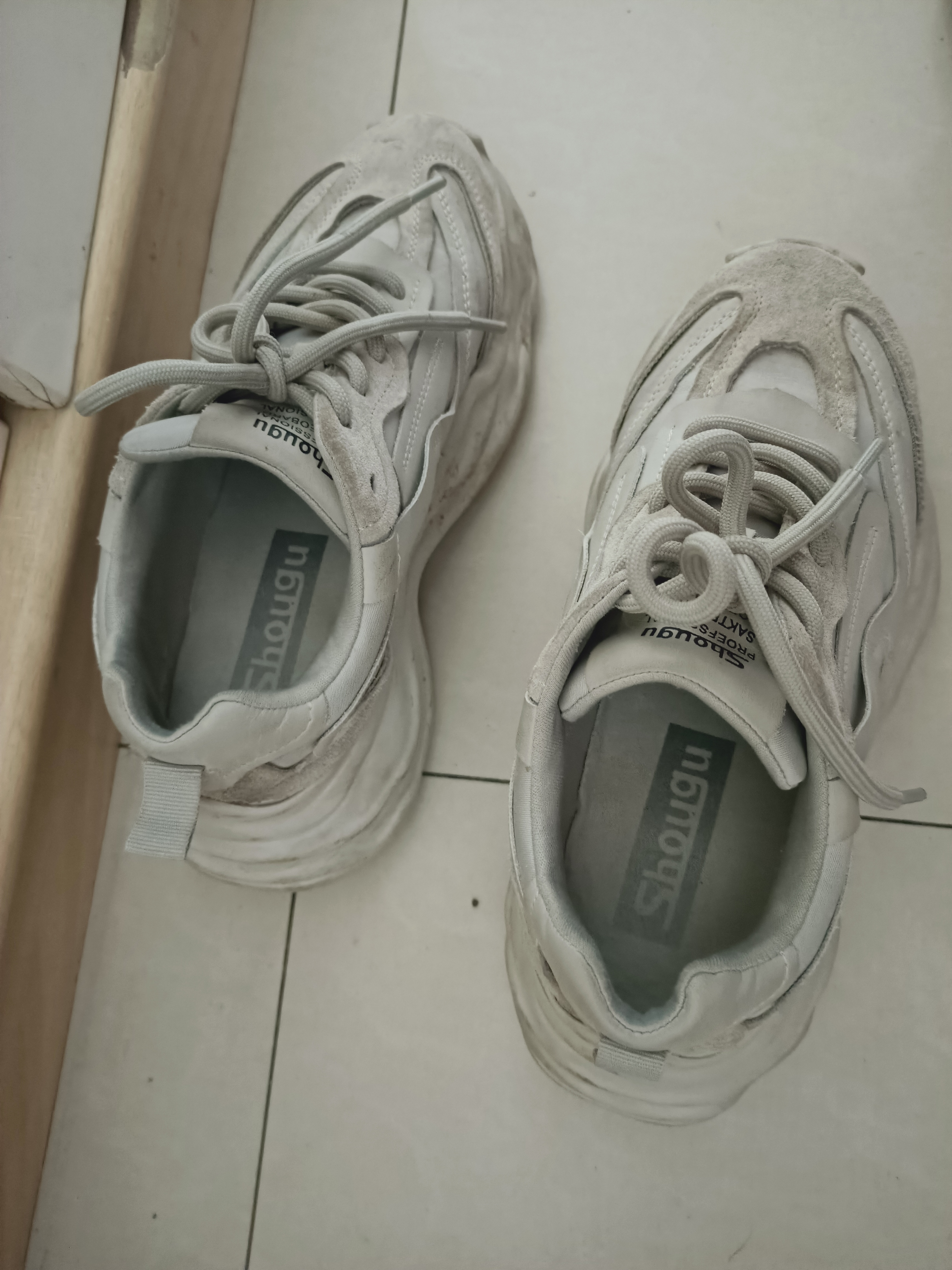 我因为上课脱鞋鞋子被老师没收了,并且拿回她自己家拍照发给了我妈,我