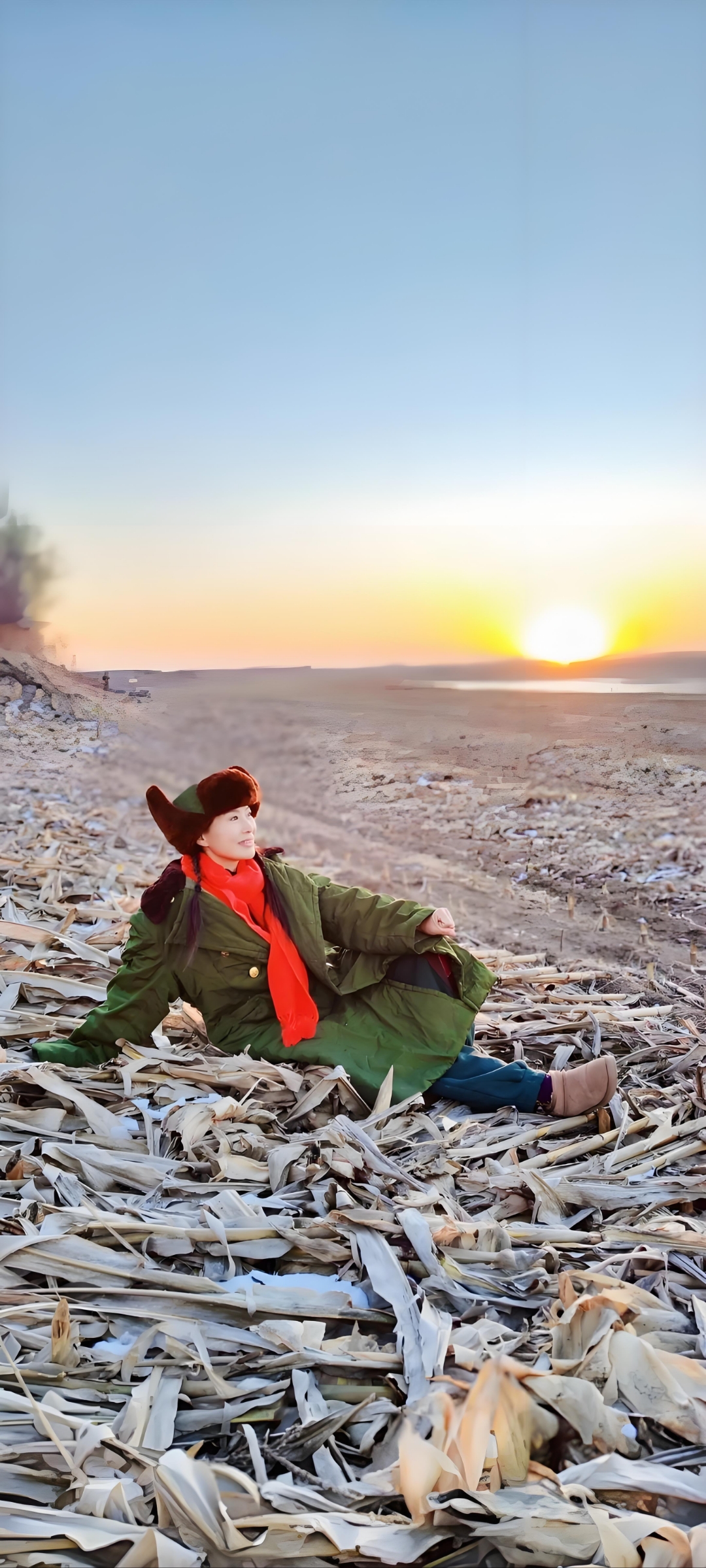 在夕阳的温柔拥抱中,我于海滩边悠然漫步,海风轻拂