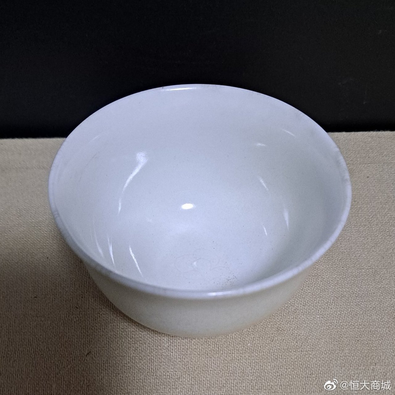 大明永乐年制薄胎甜白釉暗刻花卉纹杯子一对,底部刻有"永乐年制"鸟篆