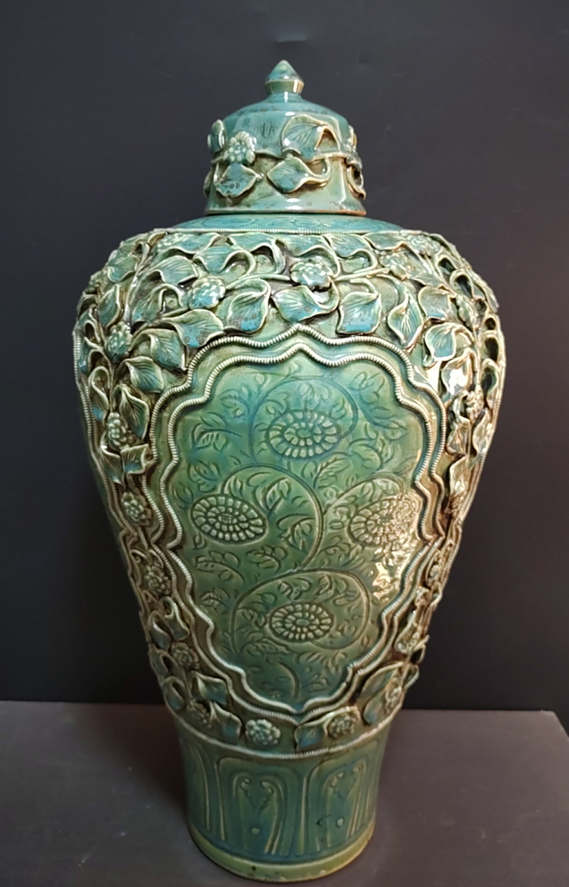 元代绿釉堆朔花卉纹开光梅瓶一对!比较少见!高50厘米72口径5.