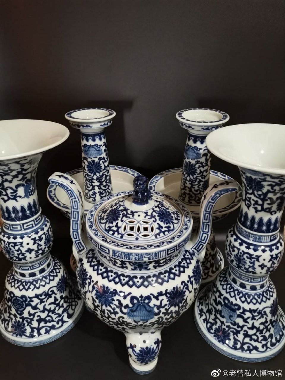 清 乾隆年制青花缠枝莲纹五供一套,香炉宽27厘米×高29厘米,花觚和