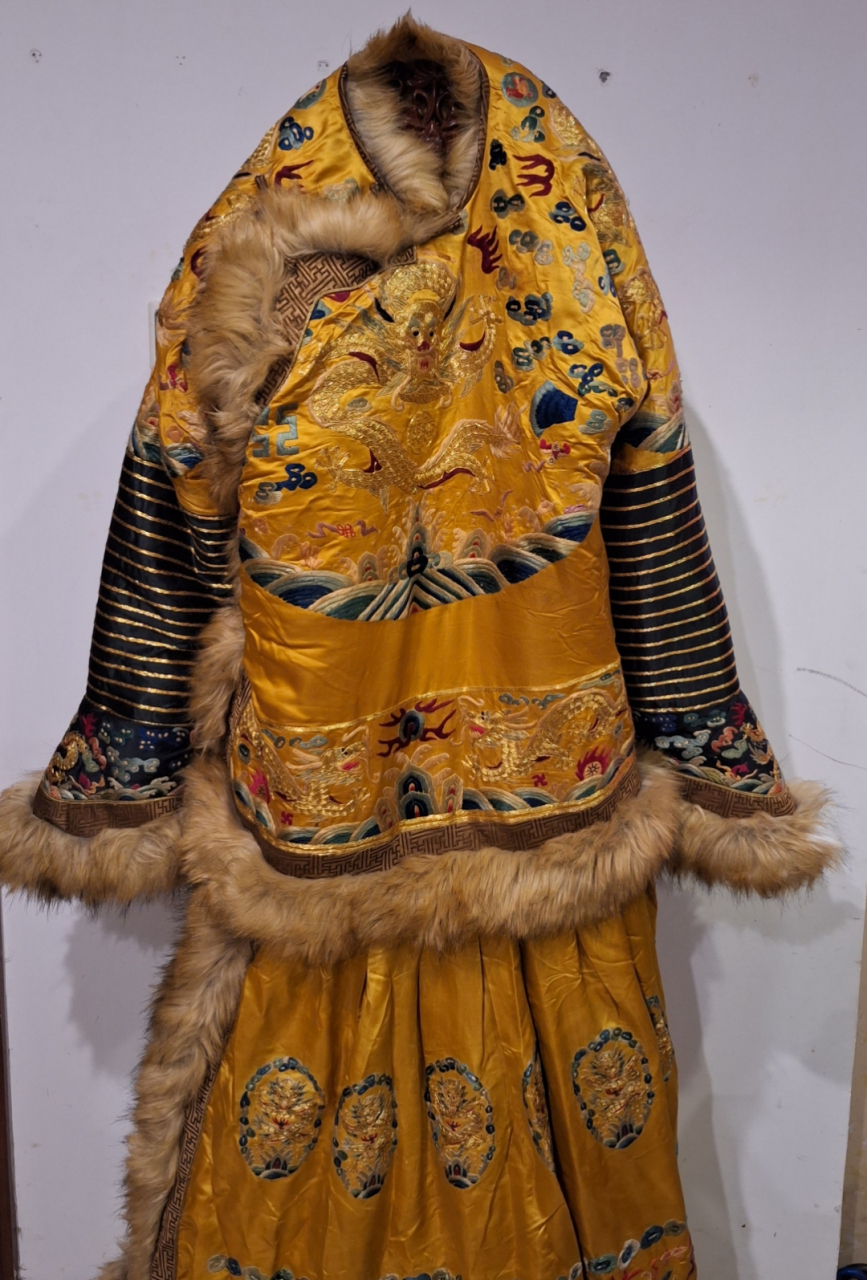 龙袍长165厘米和凤袍长145厘米! 676767