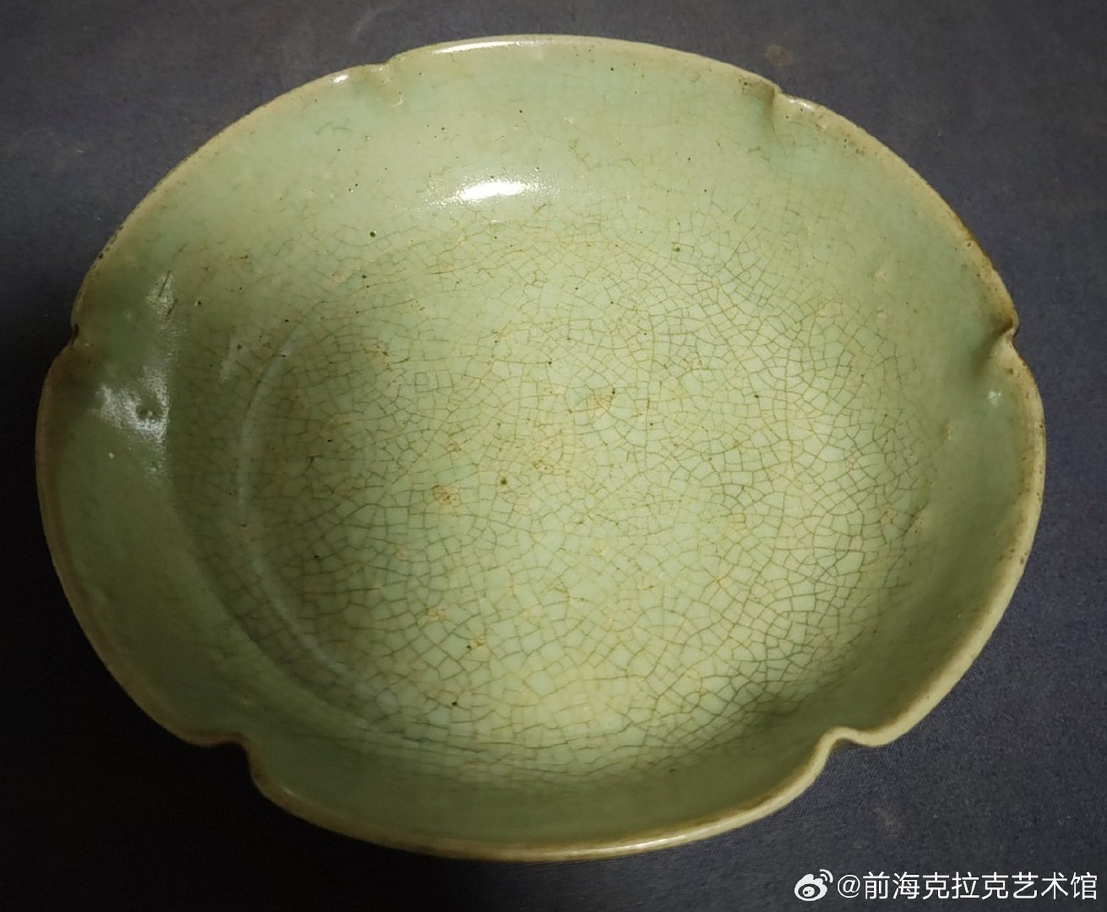 宋代汝窑天青釉葵花口洗,底部刻有"申字",配清代原装原盒!高3.