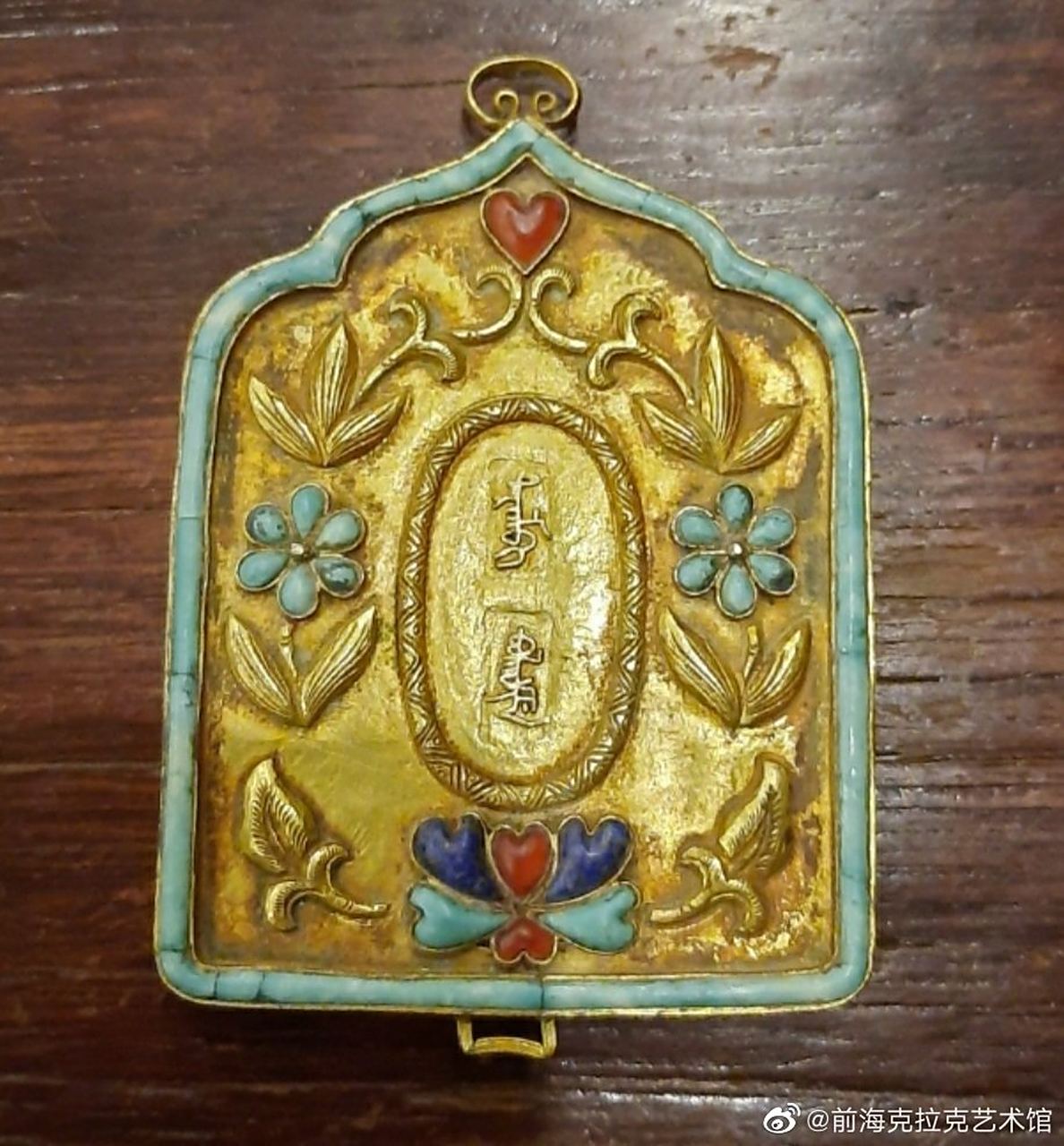 清乾隆年制纯金镶嵌红宝石绿松石斋戒牌,高8.5厘米✘宽5