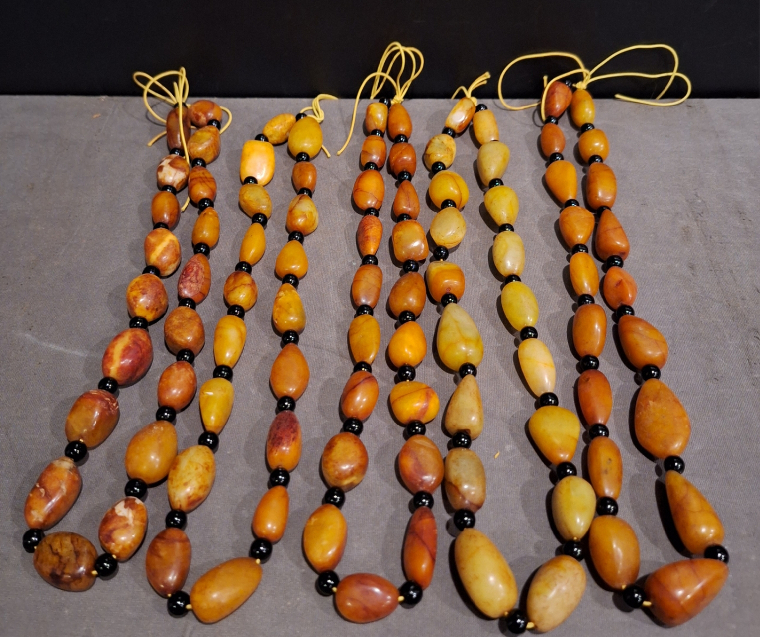 红皮和田玉籽料手串五条,重量175克,重量196克,重量152克,重量145克和