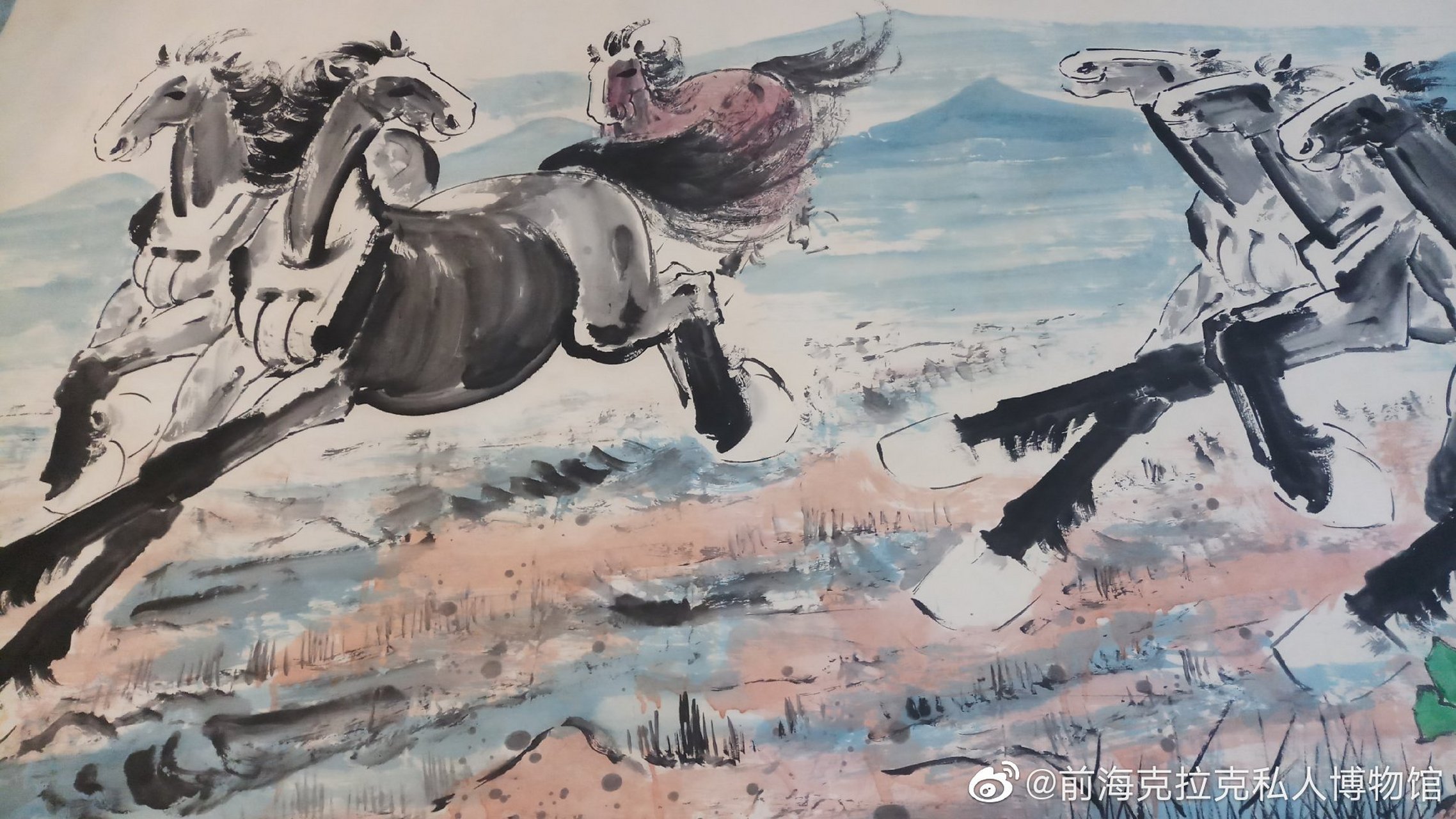徐悲鸿水墨画万马奔腾一幅,长360厘米×宽160厘米
