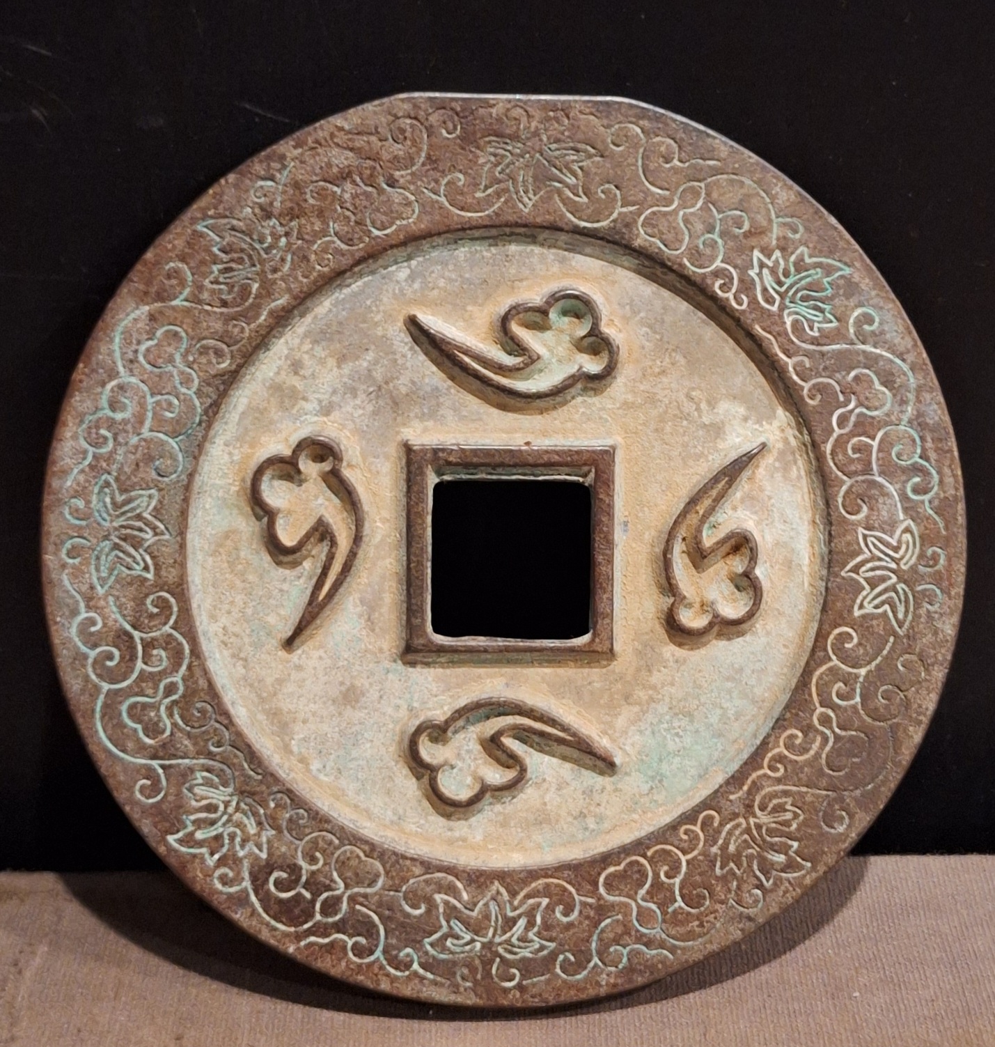 开平元宝背四朵祥云超大号花钱,五代十国时期的珍贵钱币,直径11