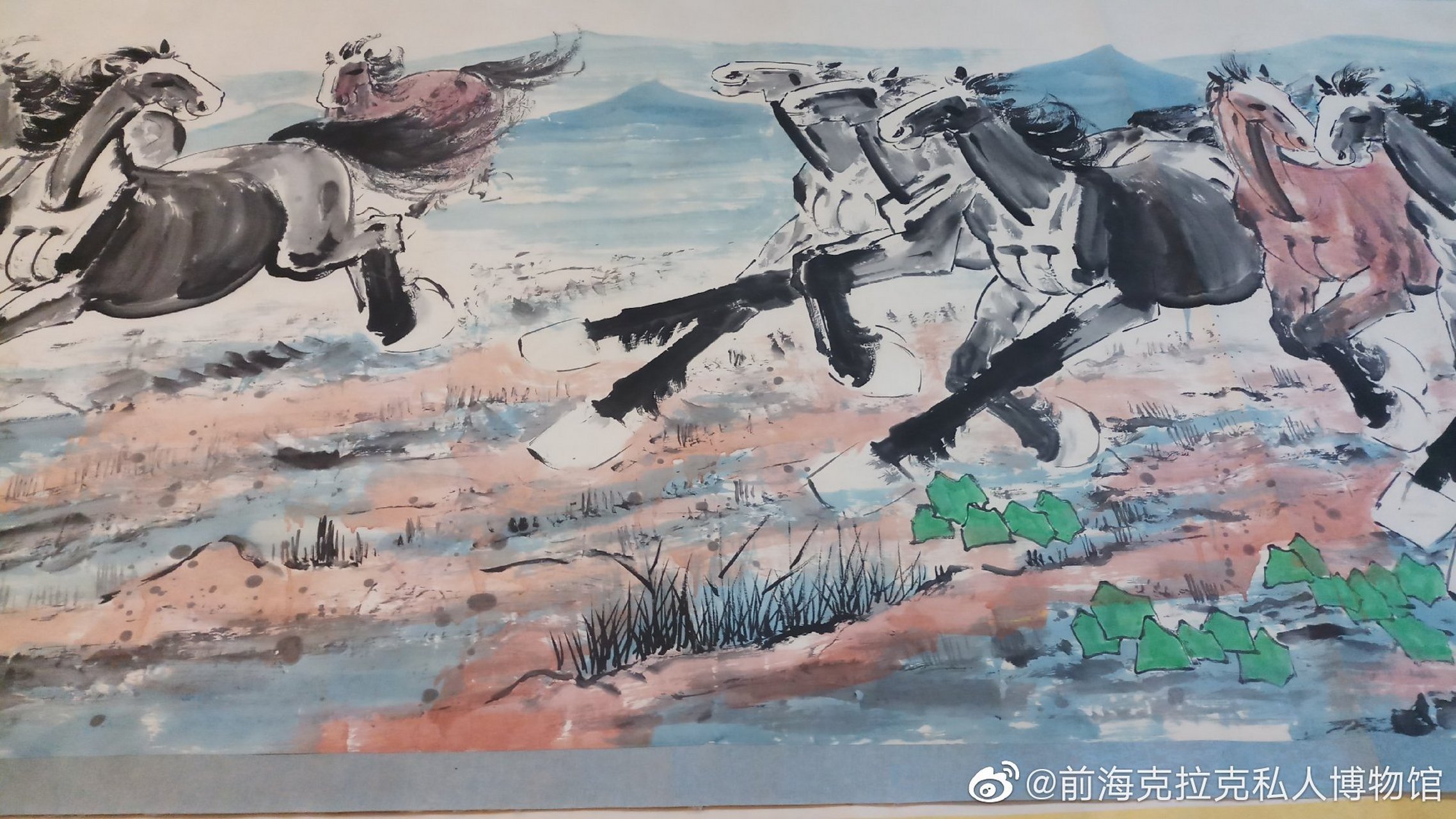 徐悲鸿水墨画万马奔腾一幅,长360厘米×宽160厘米