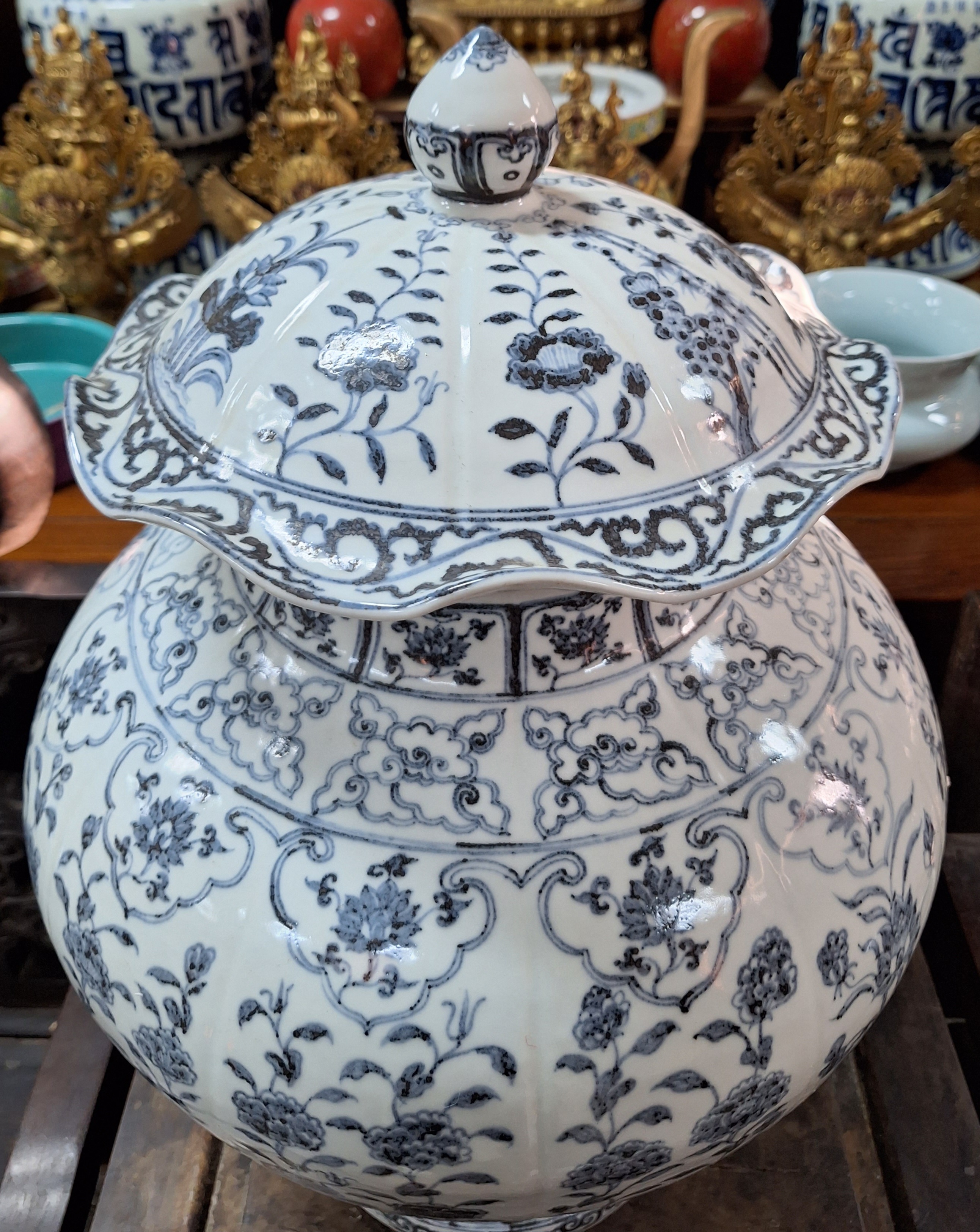 大明洪武年制青花缠枝莲纹大盖罐一对!