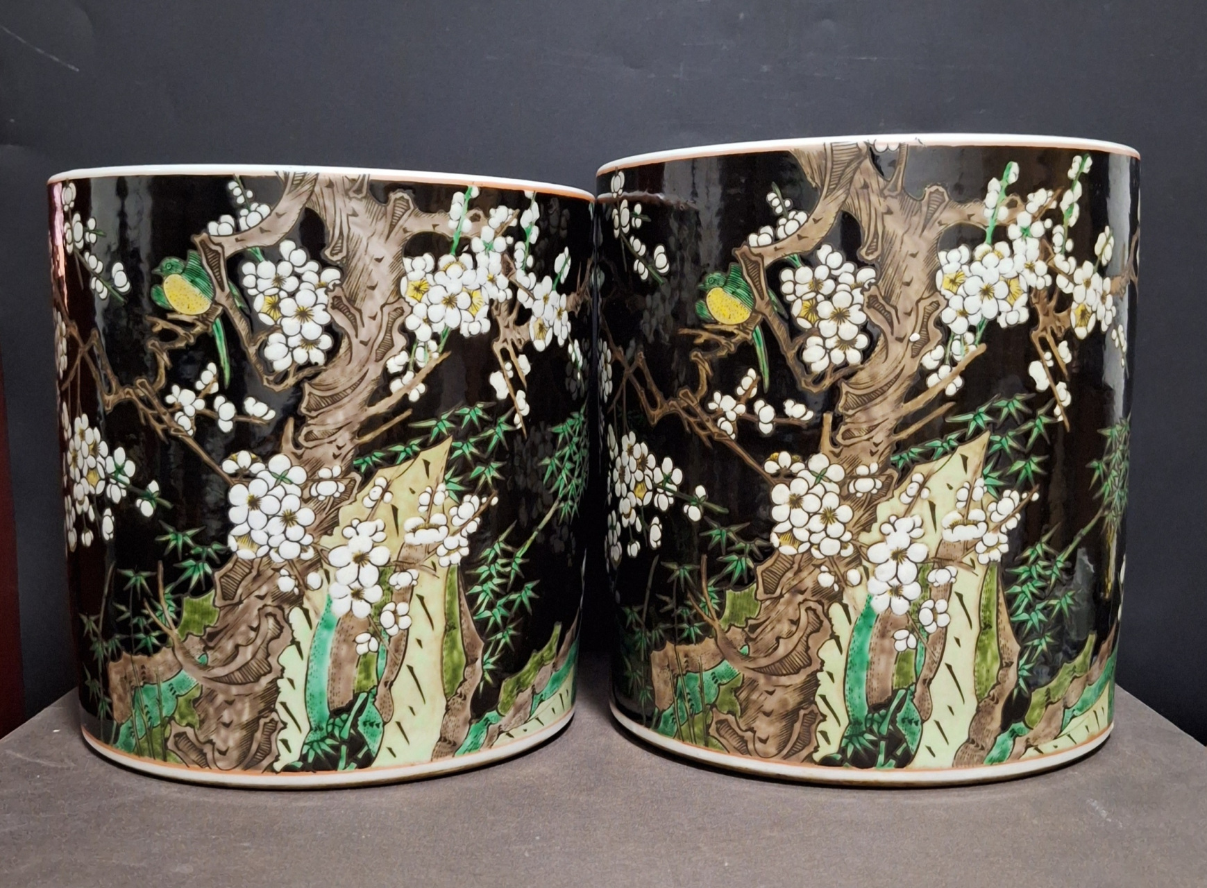 清康熙年制墨地五彩花鸟纹笔海一对,高23.5厘米72口径21.