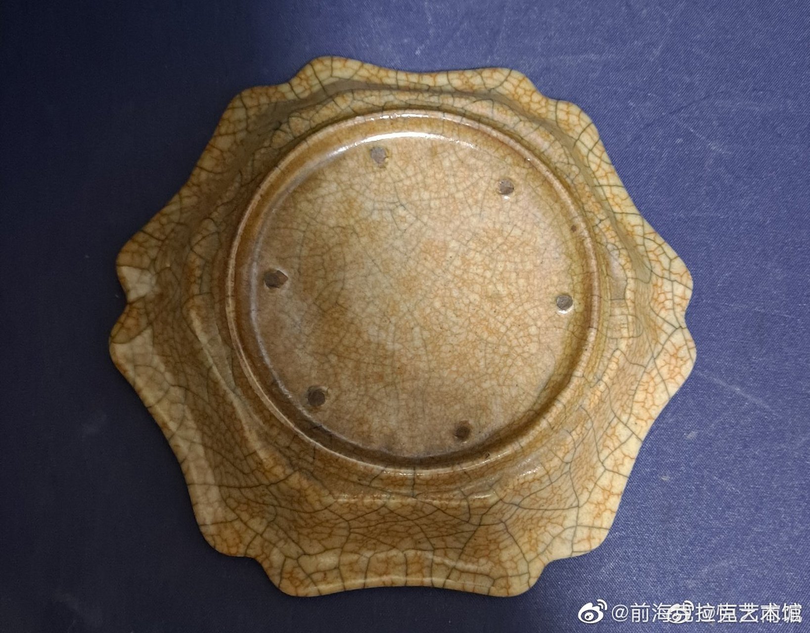 北宋末宋徽宗赵佶御题: 白檀象戏小盘平,牙子金书字更明.