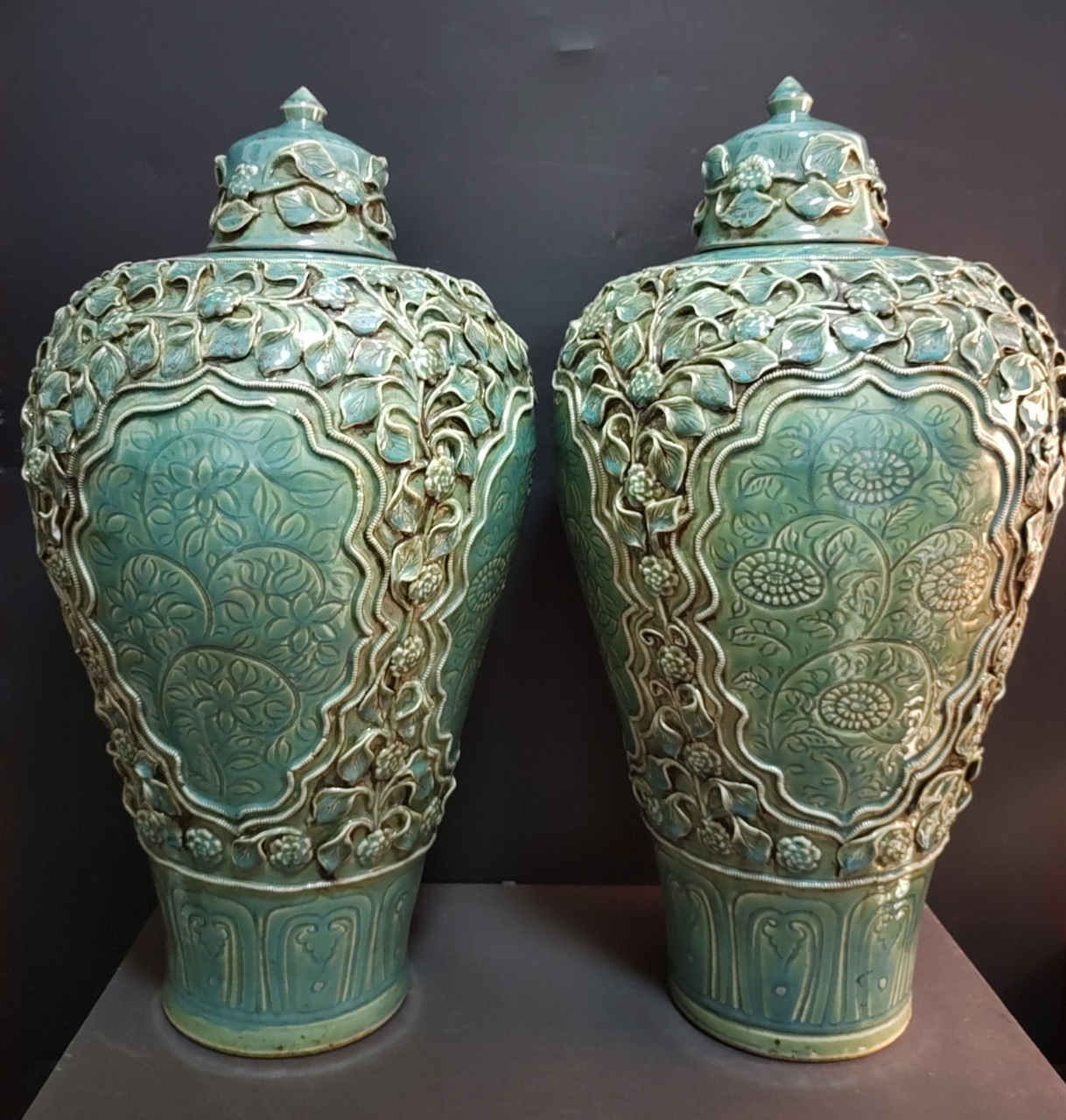 元代绿釉堆朔花卉纹开光梅瓶一对!比较少见!高50厘米72口径5.