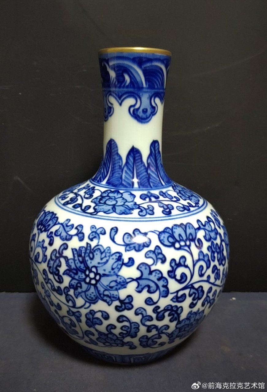 清乾隆年制青花描金缠枝莲纹天球瓶!高21.5厘米!