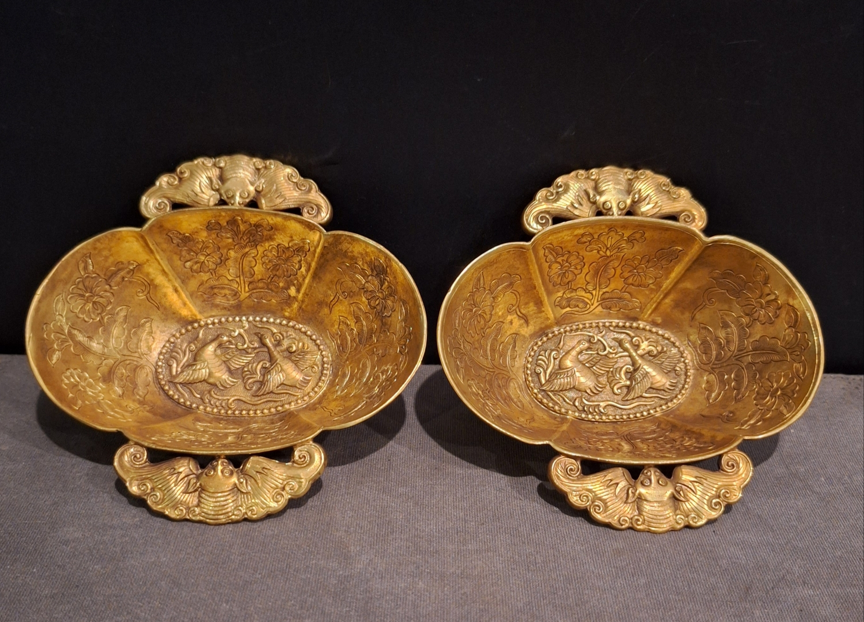 唐代银鎏金蝙蝠花鸟纹花口酒杯一对,长11.5厘米72宽11.