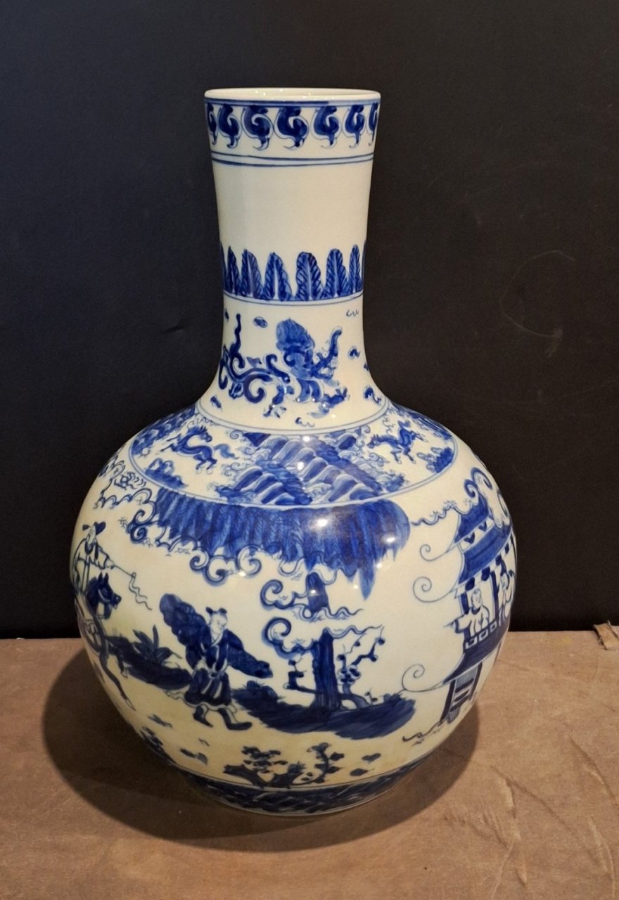大明成化年制青花人物故事纹天球瓶一对!高31.5厘米72口径7.