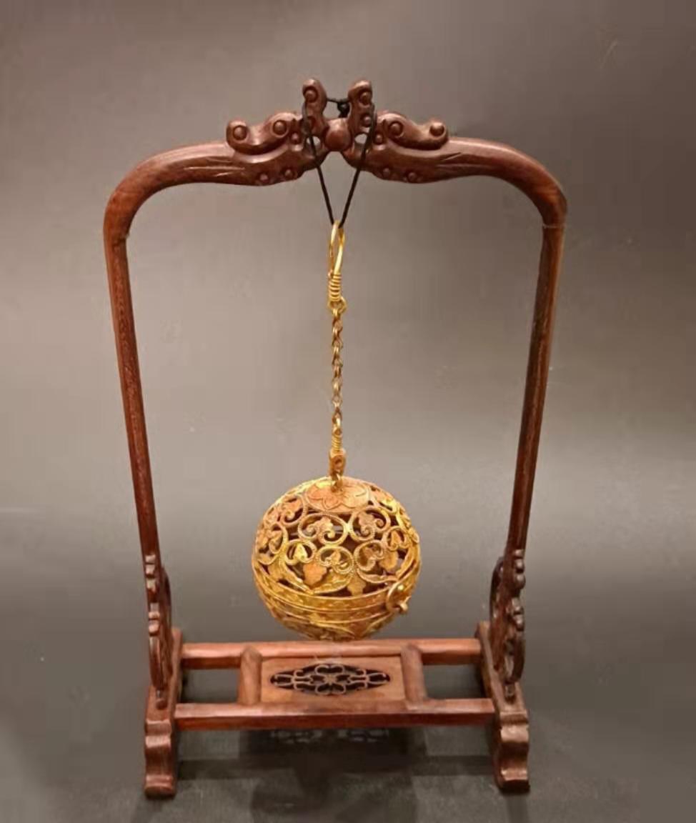 唐代镂空纯金香囊,直径5.5厘米×重量146.8克图一!