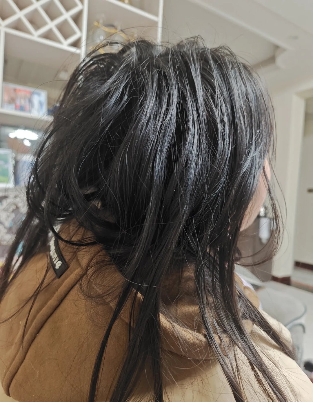 头发看起来相当脏乱,发丝乱七八糟的,没有任何打理过的痕迹,随便地