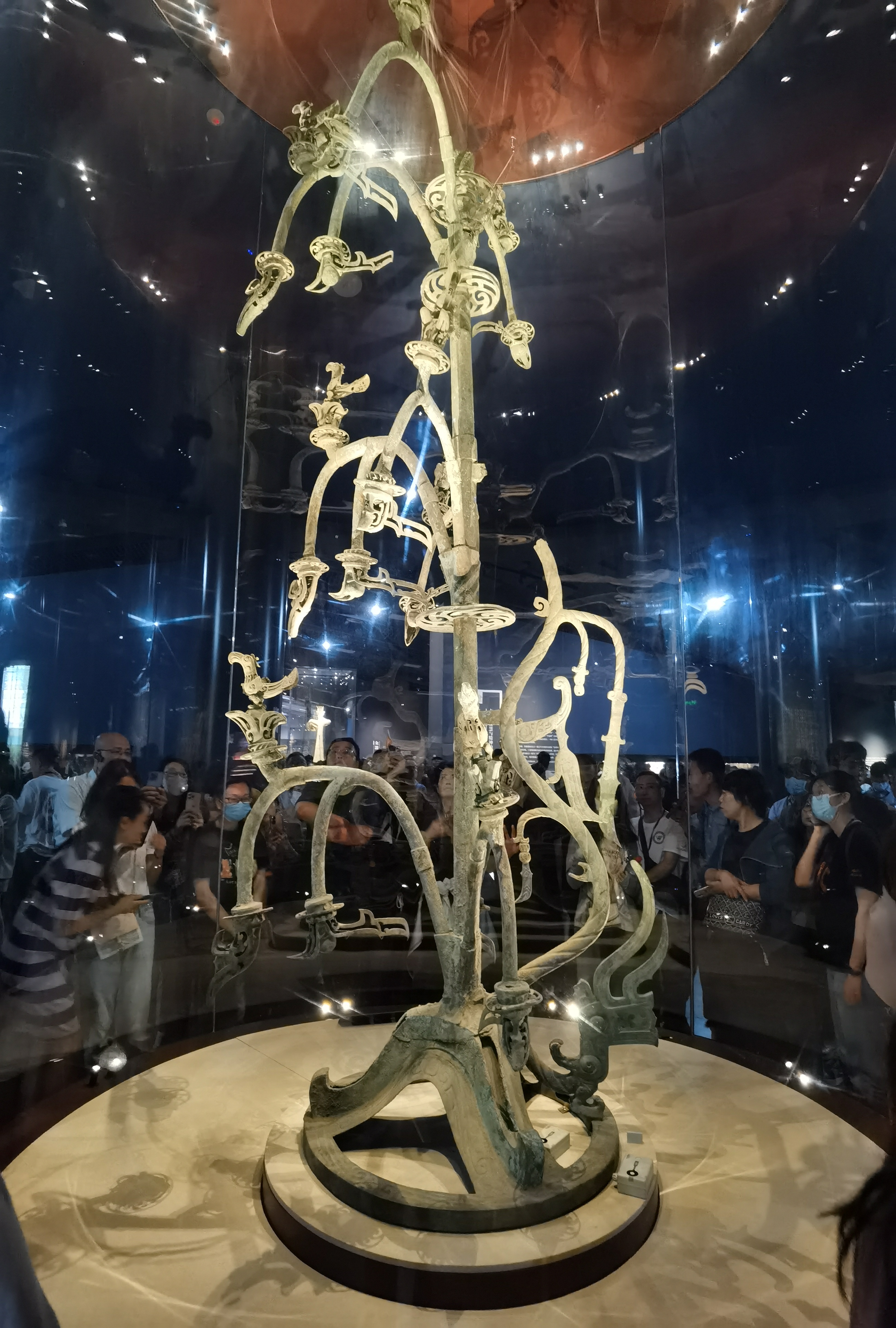 蚕丛鱼凫古蜀国, 夏商两周傍中原. 古城古邑三星堆, 铜罍铜尊一脉 ..