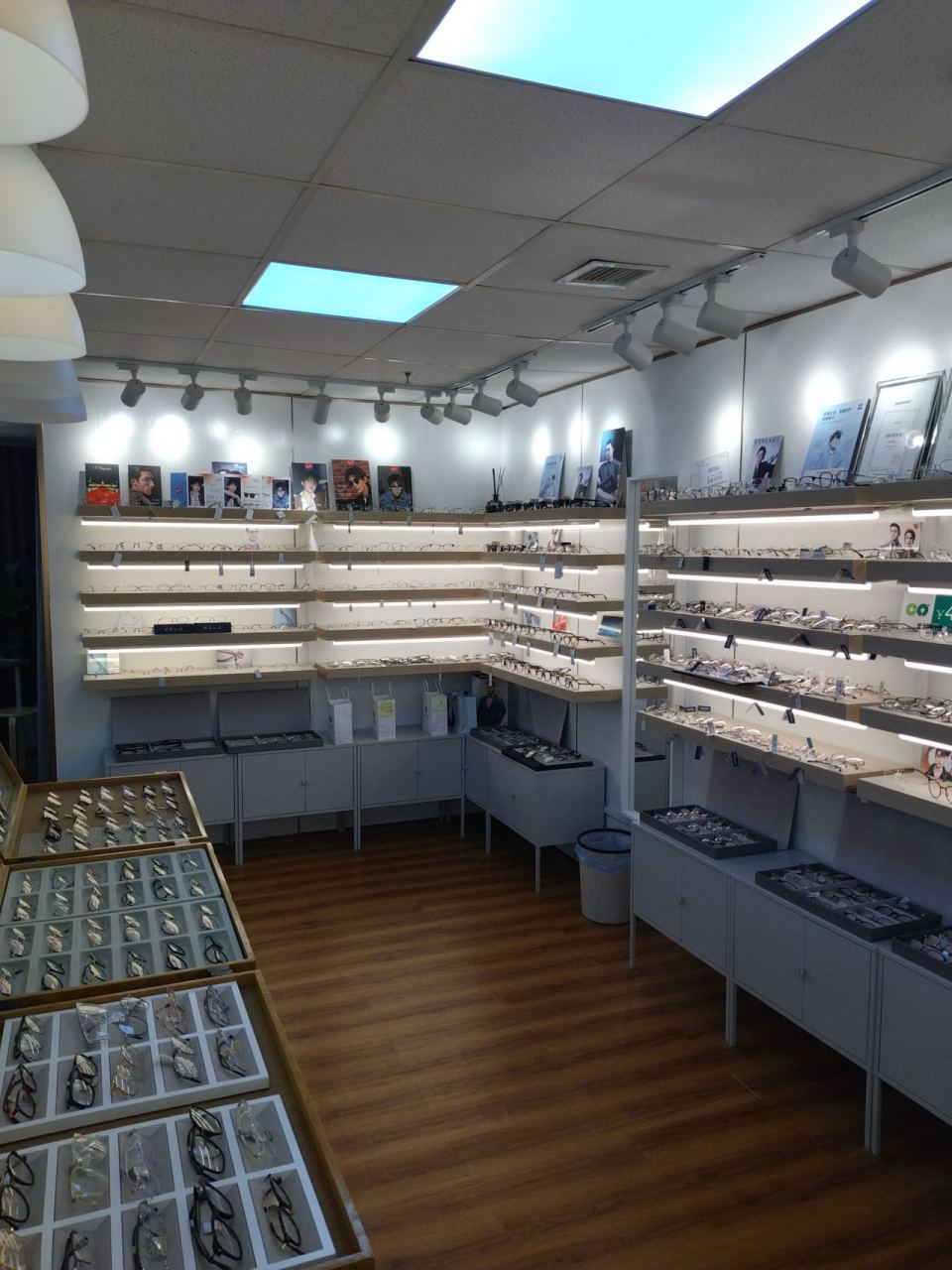 那就来徐家汇刺鸟92 99是徐家汇商圈商务楼里的眼镜店,不是沿街