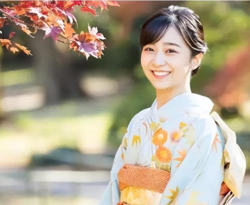 93日本秋筱宫佳子内亲王,穿和服站在枫树下,真的美到心醉!