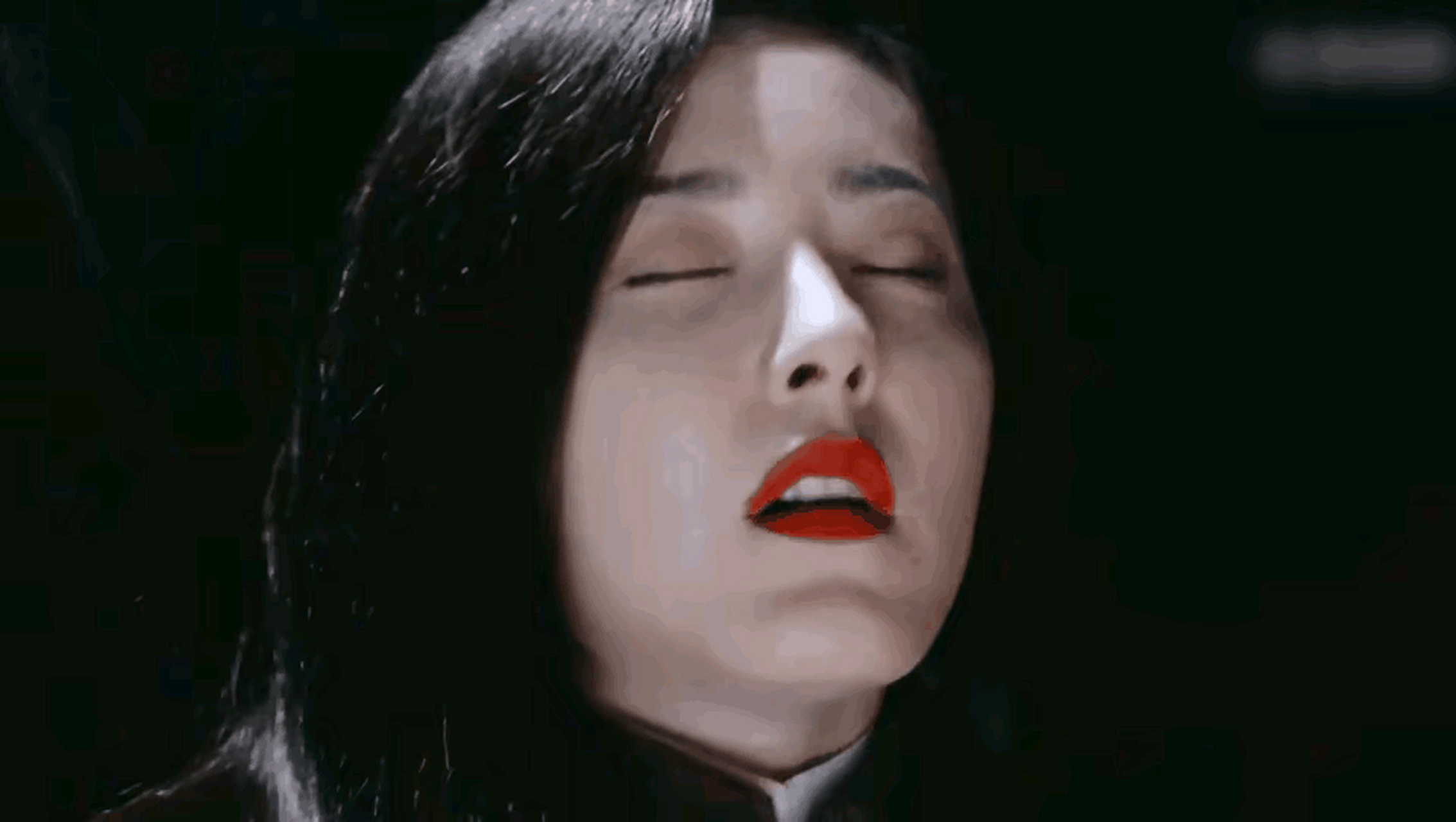 可甜可飒,咬嘴唇性感,喝[干杯]霸气,一个眼神秒杀万千!