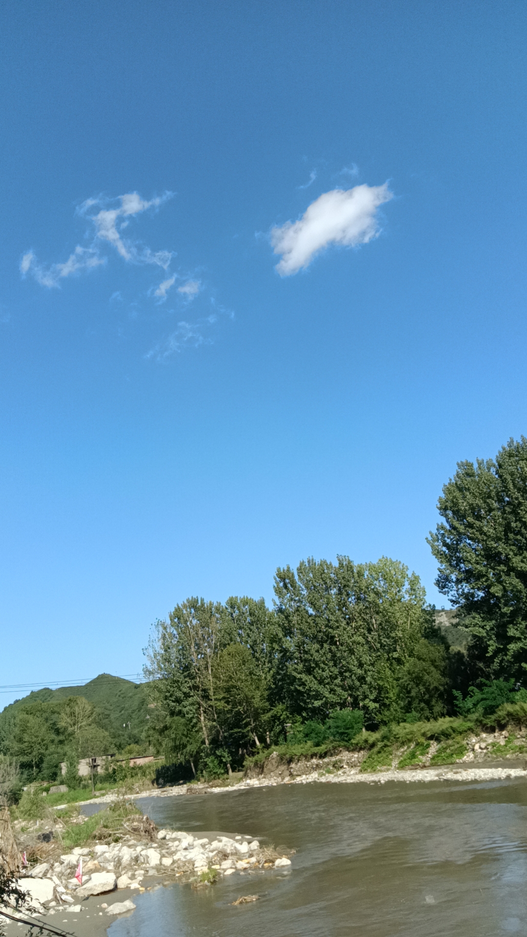 回老家了,天气真好,风轻云淡,秋高气爽,陪老妈出来溜达溜达,真希望