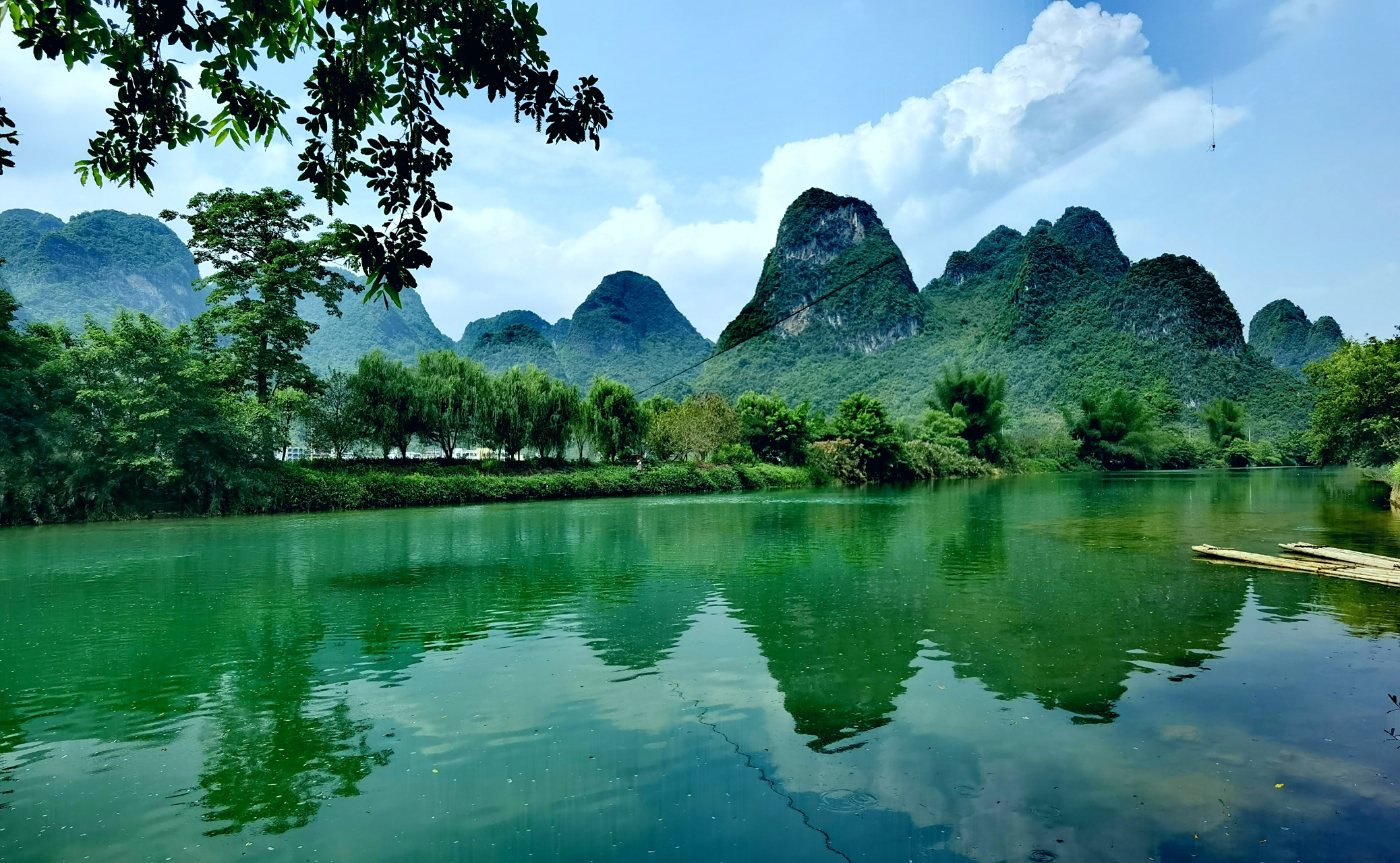 千峰叠翠,江水碧绿.山与水并行汇聚成一幅幅美丽的画卷.