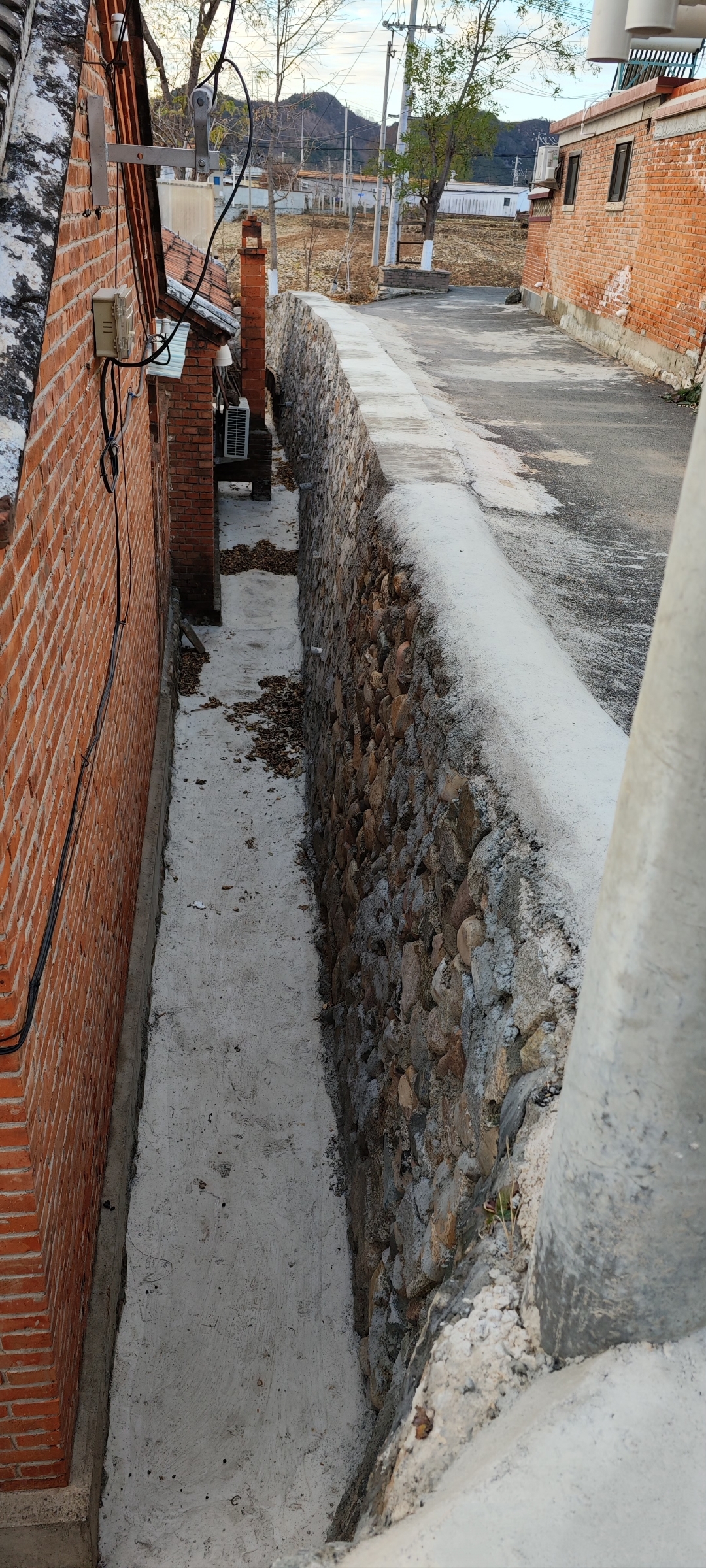 坝沟存隐患"x老头"携子女阻止租户装护栏 路边有坝,沟深2米余,人若