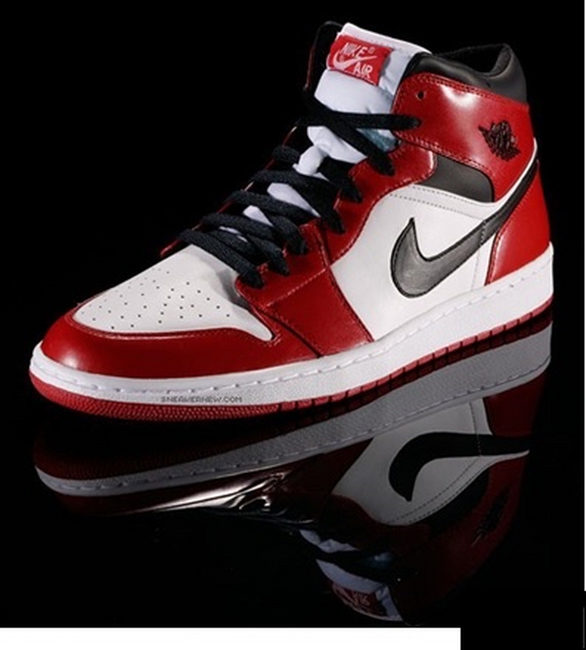 air jordan 1(简称aj1)是耐克乔丹系列的第一代篮球鞋,由彼得·摩尔
