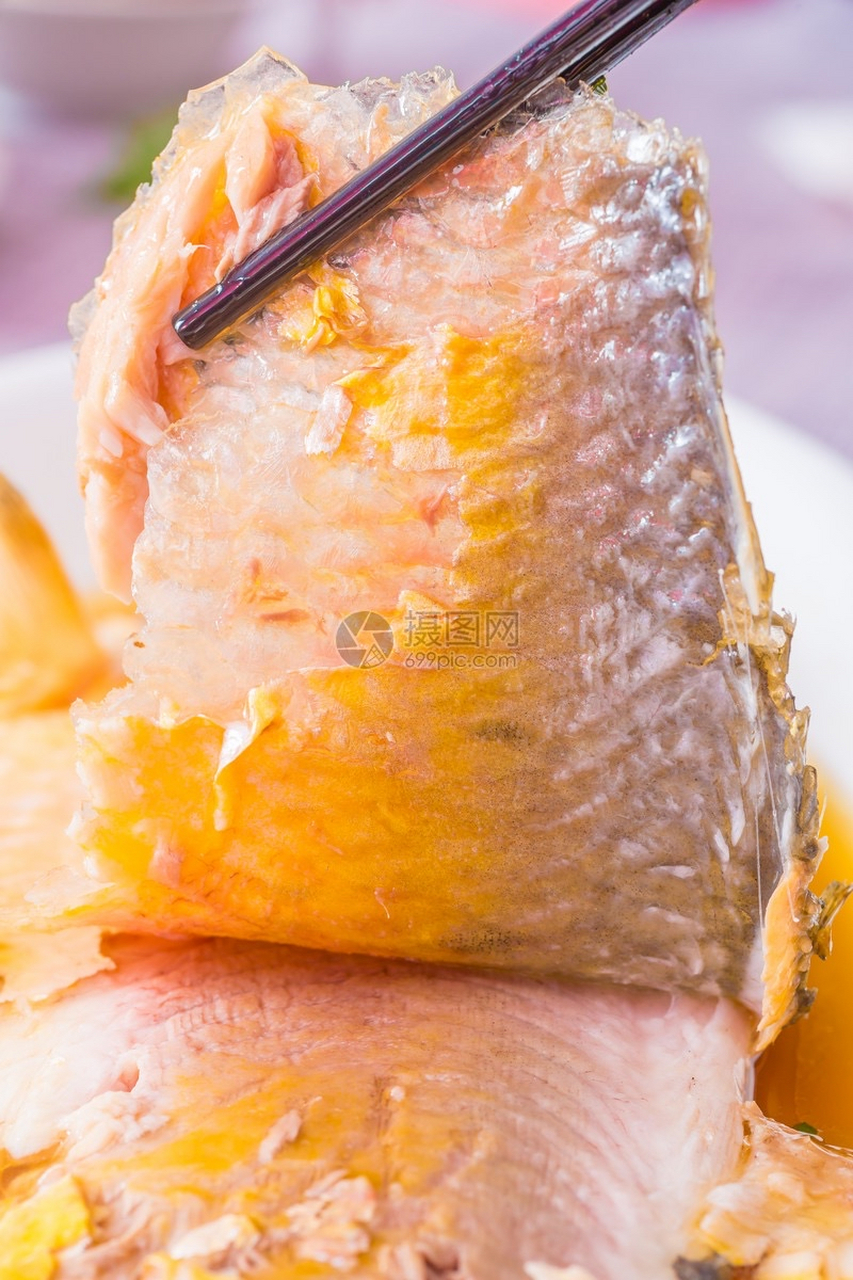 酒香蒸鲥鱼是一道以鲥鱼和酒为主料的传统中式菜肴,具有独特的风味和