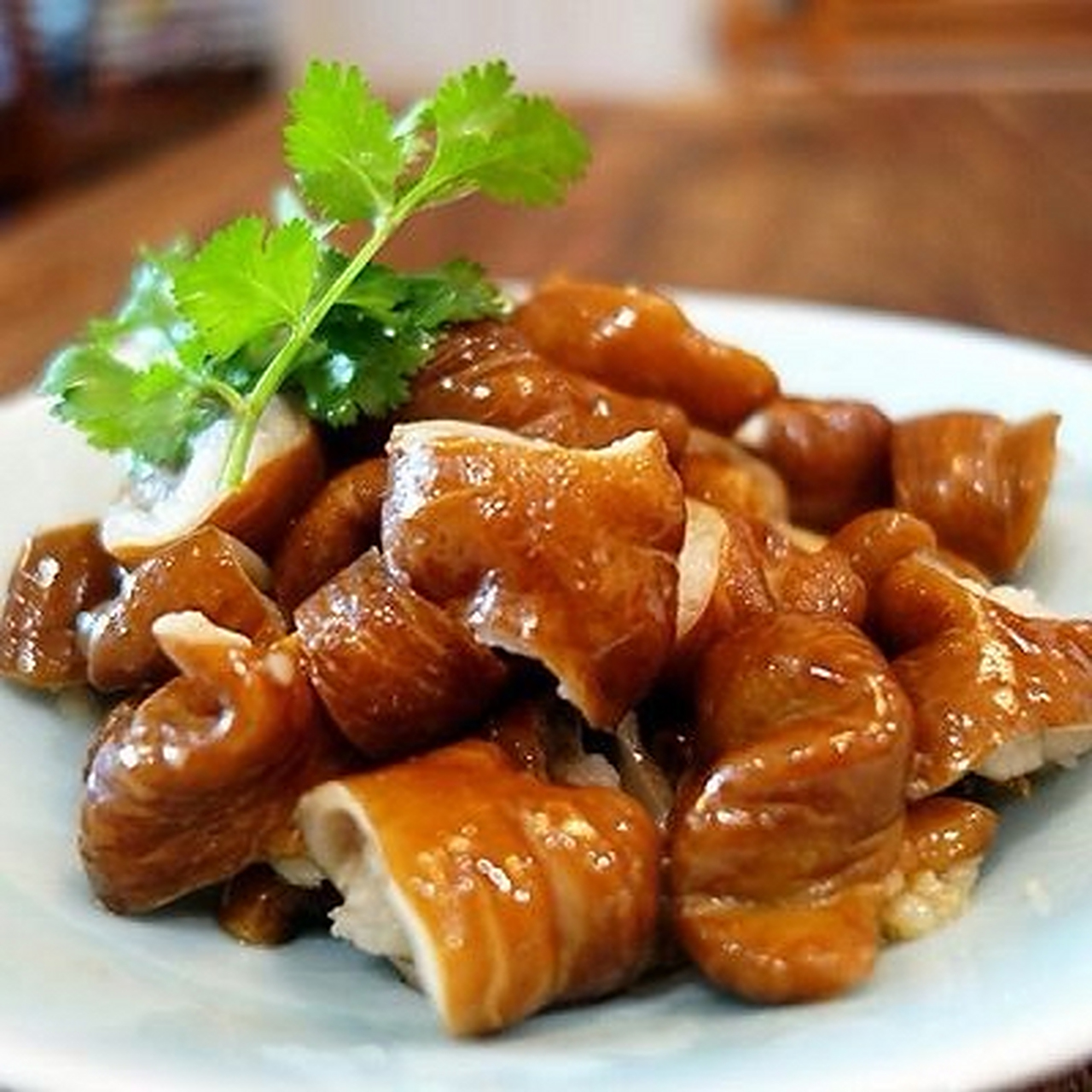 卤肥肠是一道受到许多人喜爱的传统美食,主要流行于中国各地.