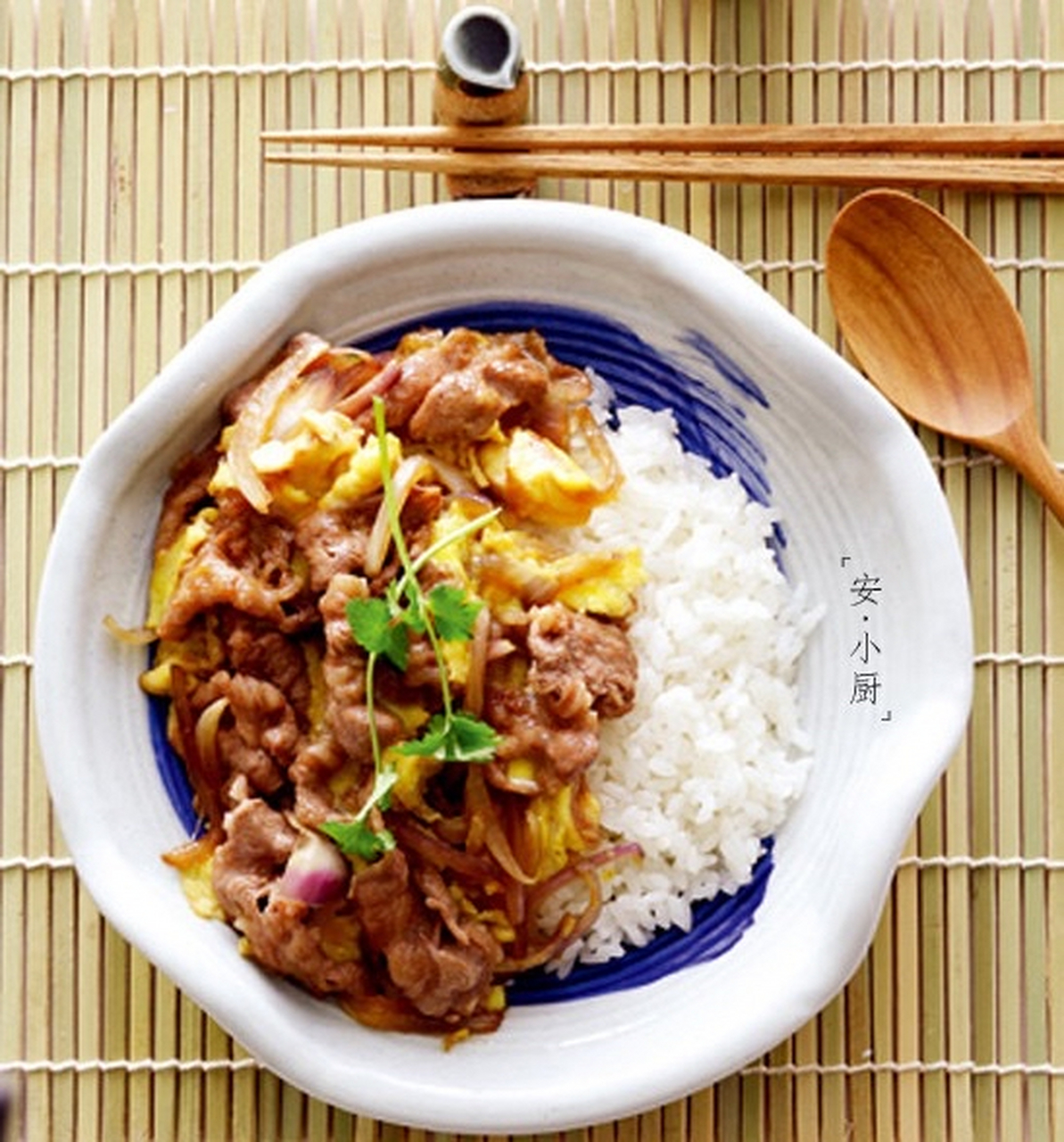 日式肥牛饭,又称为"寿喜烧饭"或"牛肉饭",是日本料理中的一种经典美食