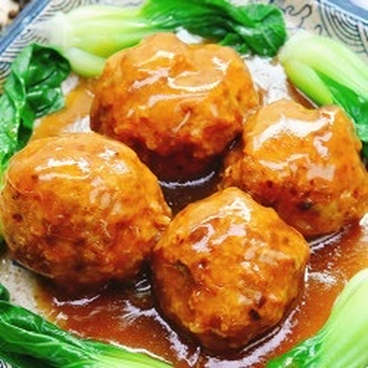 红烧狮子头,又称红烧肉丸,是一道具有浓郁地方特色的传统名菜,起源于