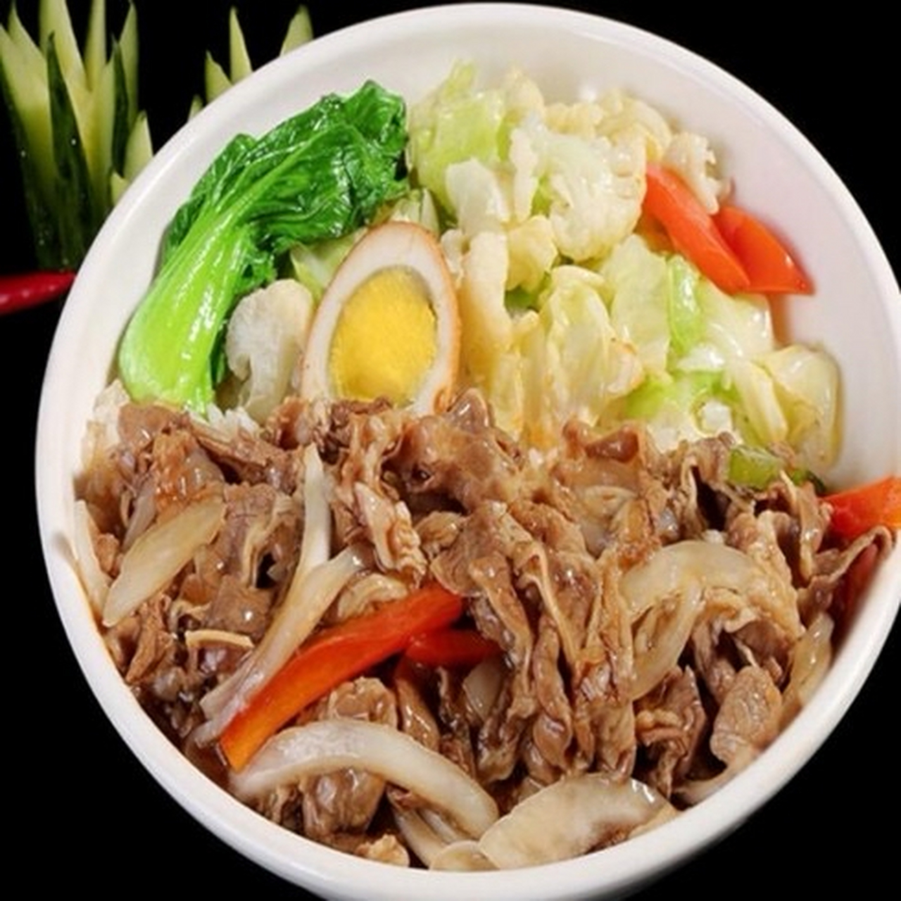 日式肥牛饭,又称为"寿喜烧饭"或"牛肉饭",是日本料理中的一种经典美食