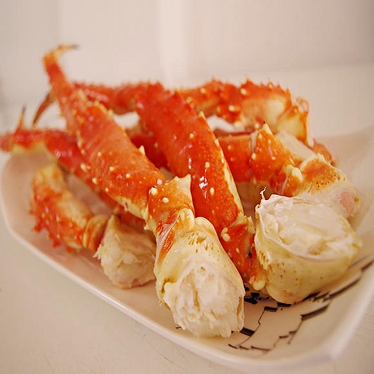 帝王蟹腿:奢华美食中的珍品 帝王蟹腿,又称阿拉斯加帝王蟹腿,是一种