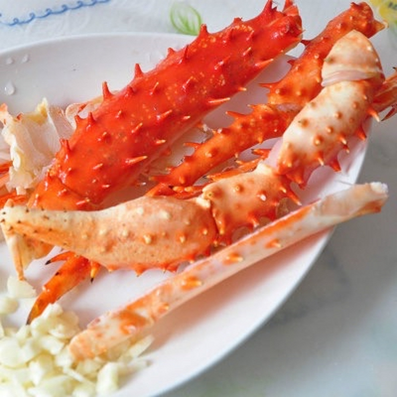 帝王蟹腿:奢华美食中的珍品 帝王蟹腿,又称阿拉斯加帝王蟹腿,是一种