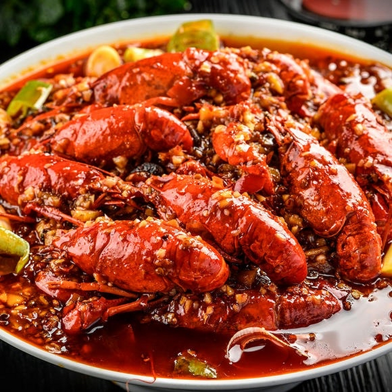 麻辣小龙虾,又称口味虾,长沙虾,起源于湖南长沙,逐渐风靡全国,成为