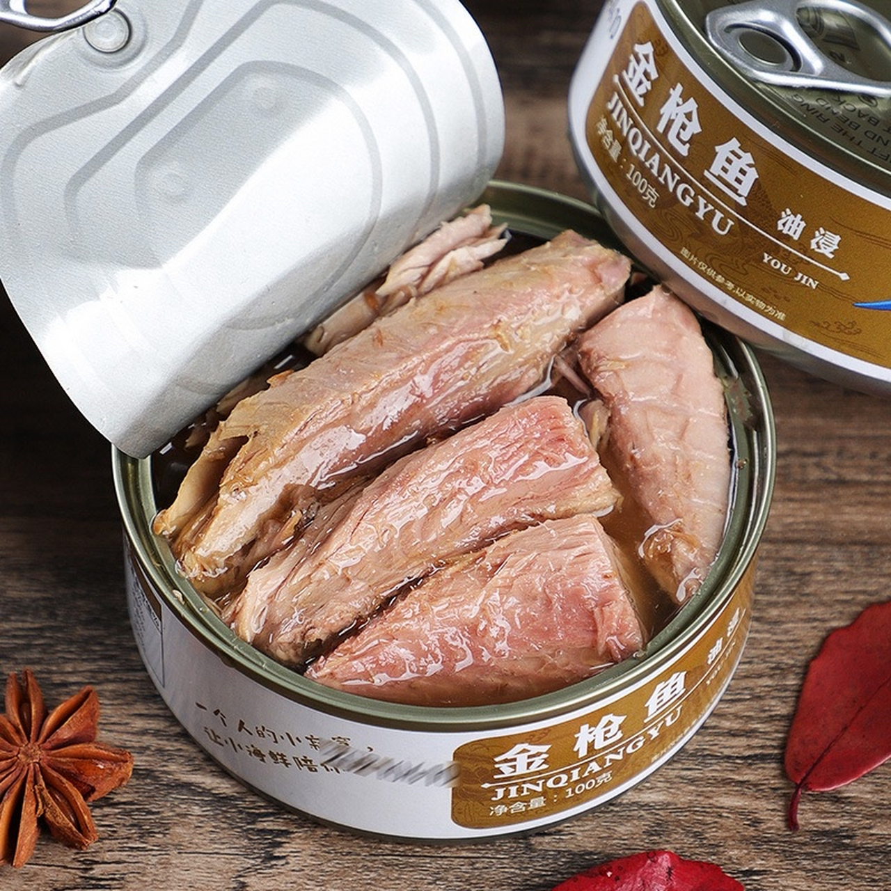 金枪鱼罐头种类繁多,有以纯肉为主的产品,也有加入蔬菜,调味料等不同