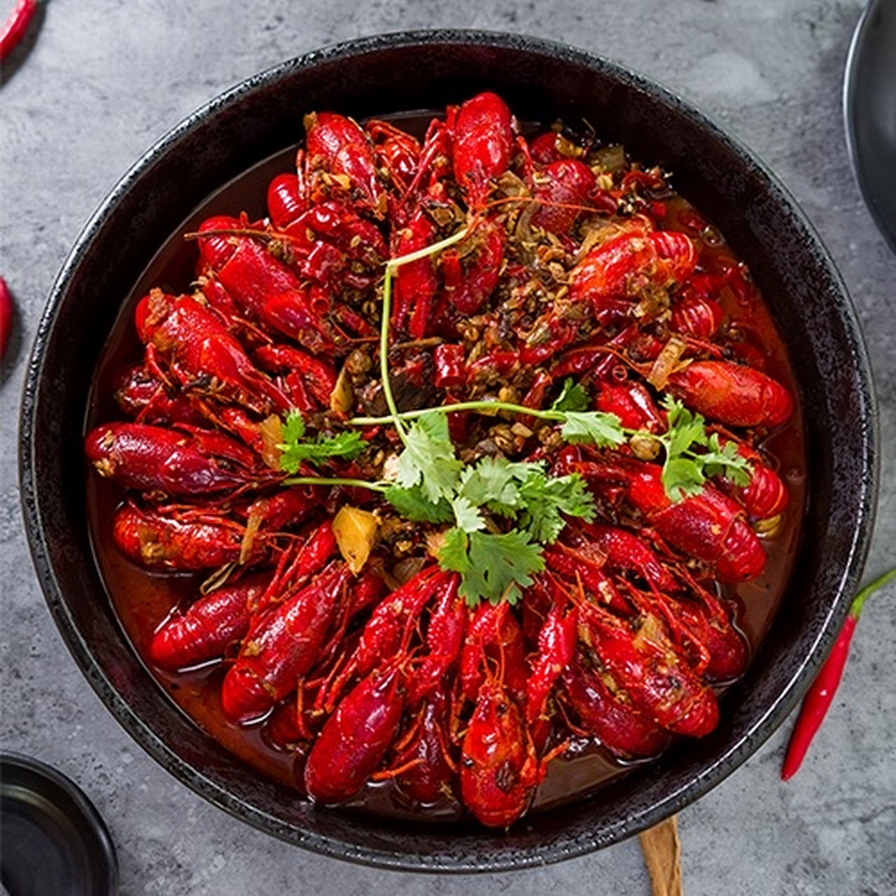 麻辣小龙虾,又称口味虾,长沙虾,起源于湖南长沙,逐渐风靡全国,成为