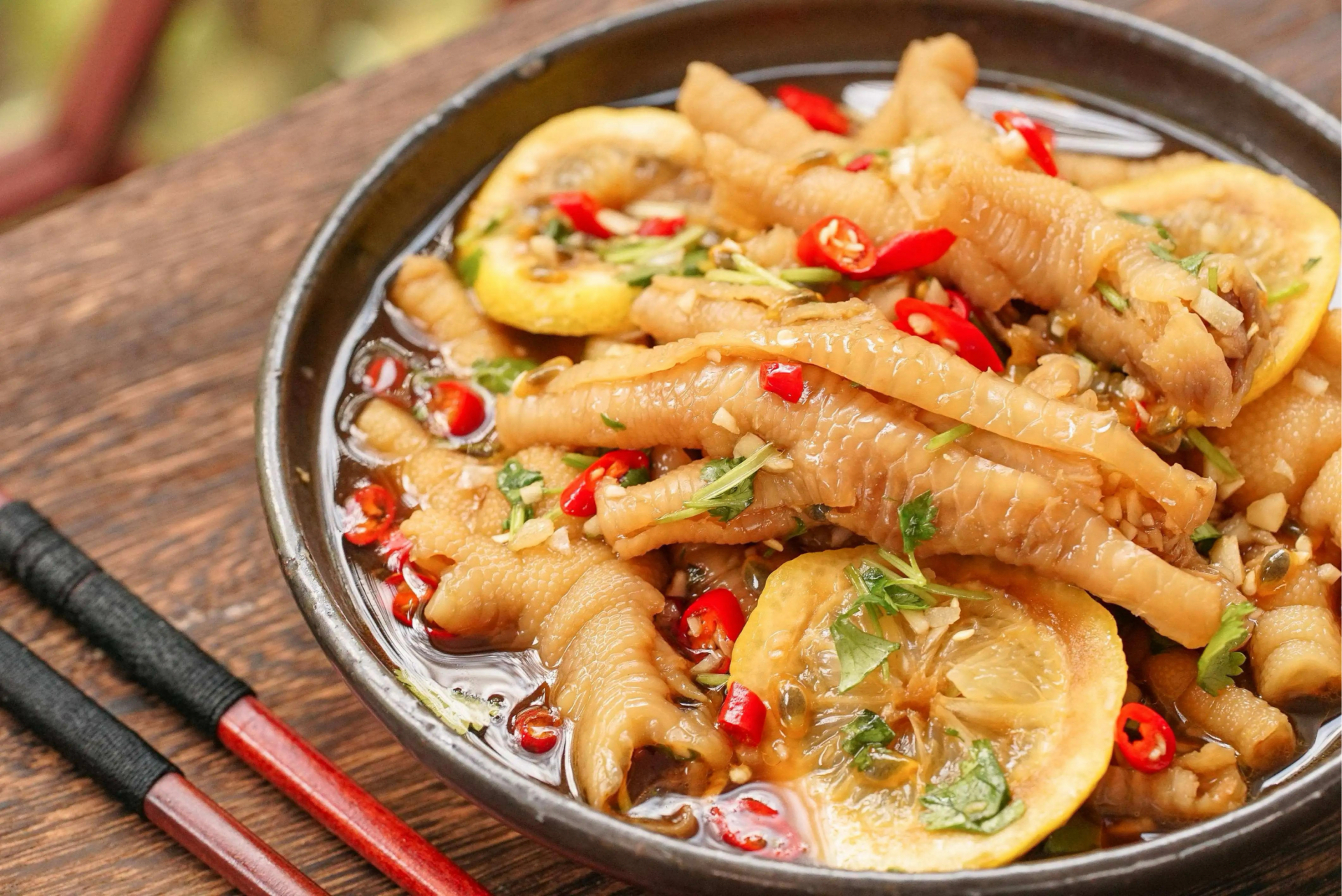 泰式柠檬无骨鸡爪是一道极具东南亚风情的美食,以其酸辣可口,清香宜人