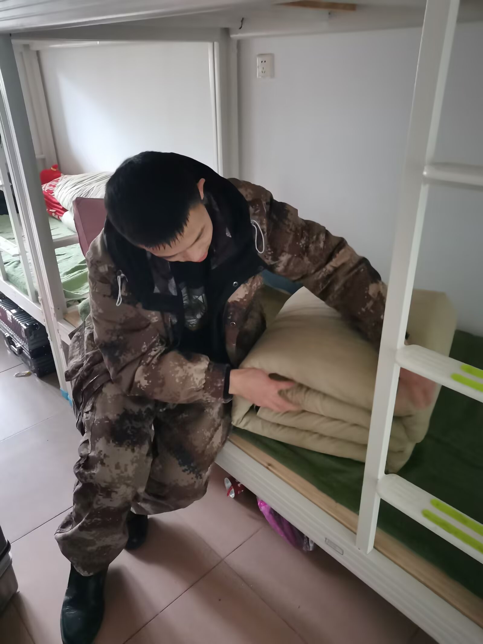 过来,妈妈今天有点累,让我亲亲你的脸