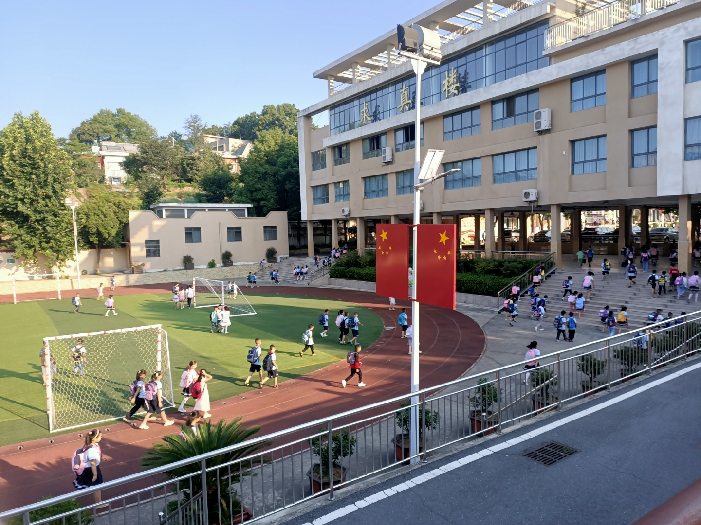 开学了,孩子们带着期待和紧张踏入新学期