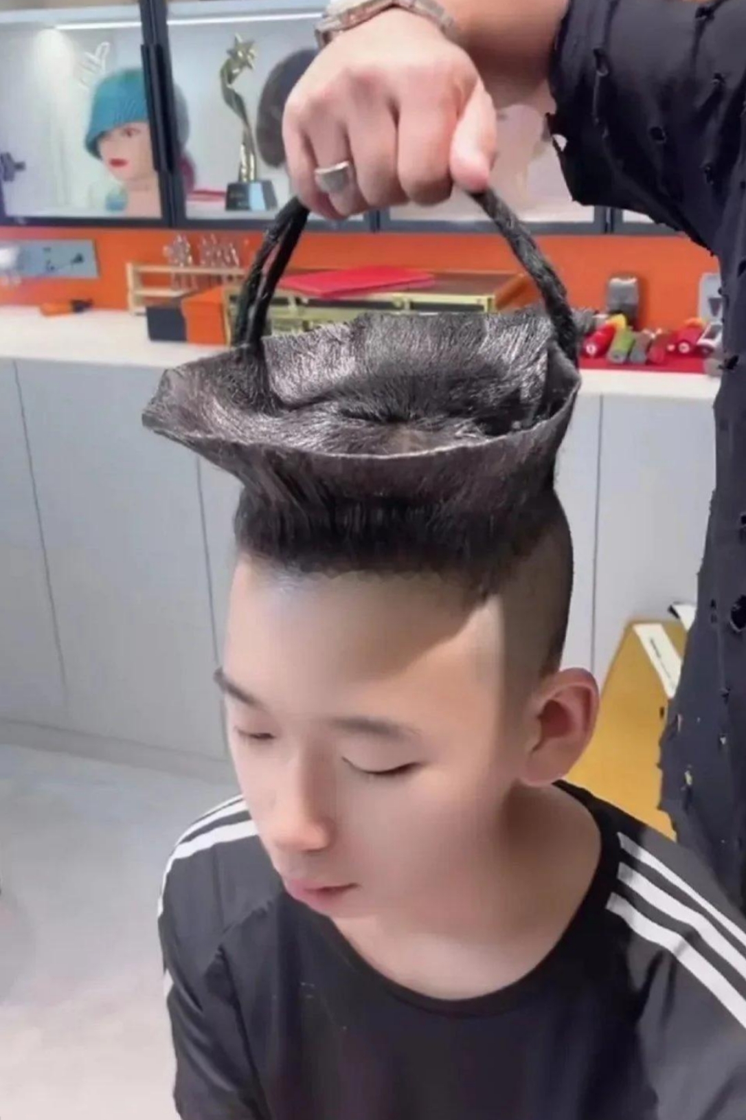 喔噻,这发型,谁想出来的,也没谁了.这是想接露水沏茶吗?