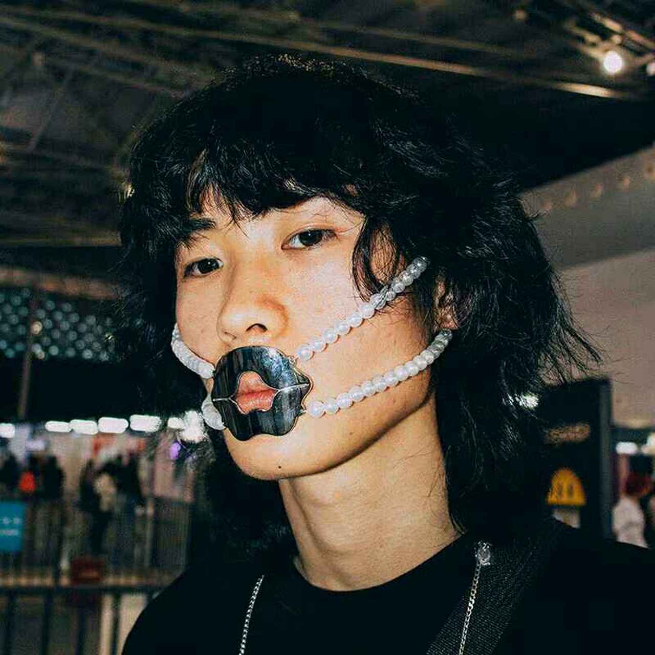 今天无意间看到淘宝有一家店铺卖黑暗的装饰品,嘴巴戴那种钩子,鼻子戴