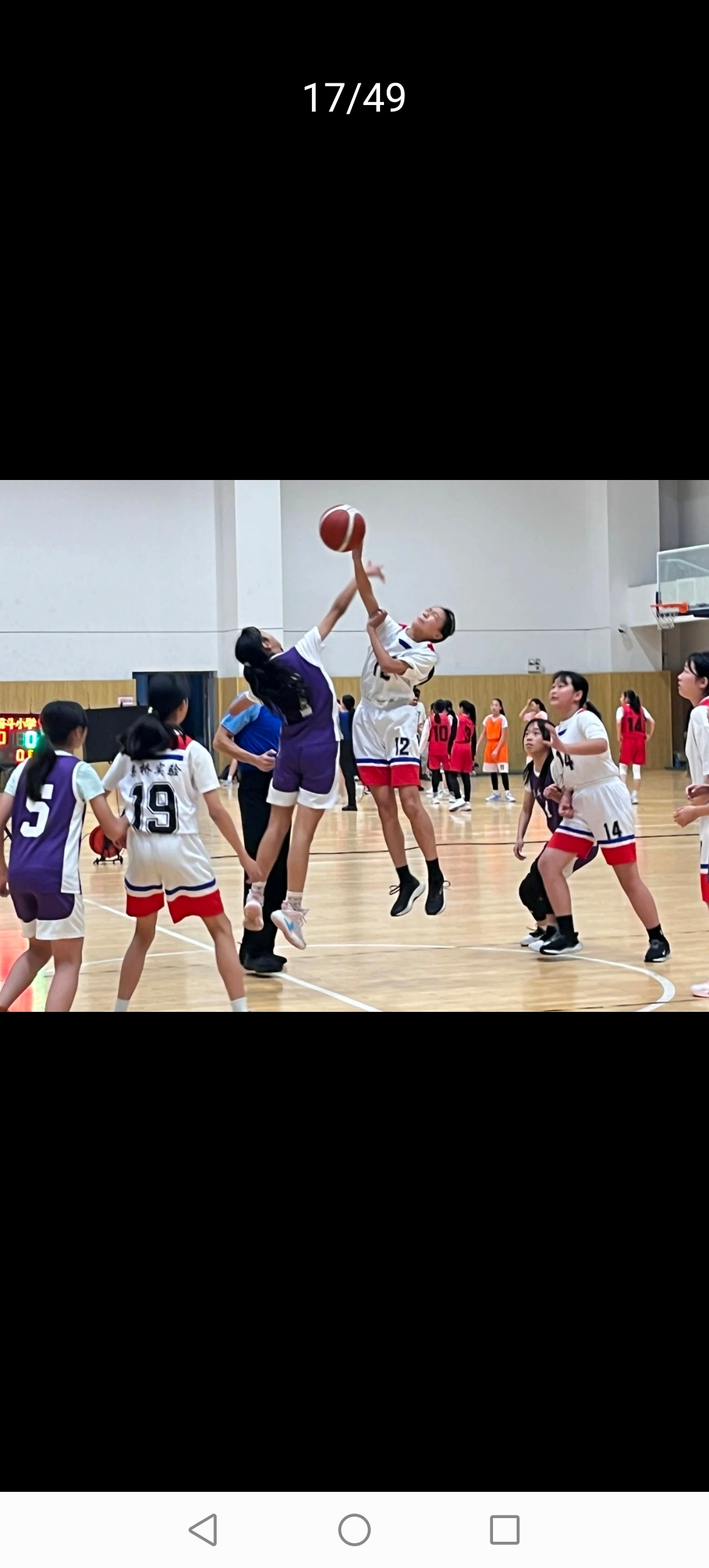 热血篮球场上烽火四起，各队拼尽全力