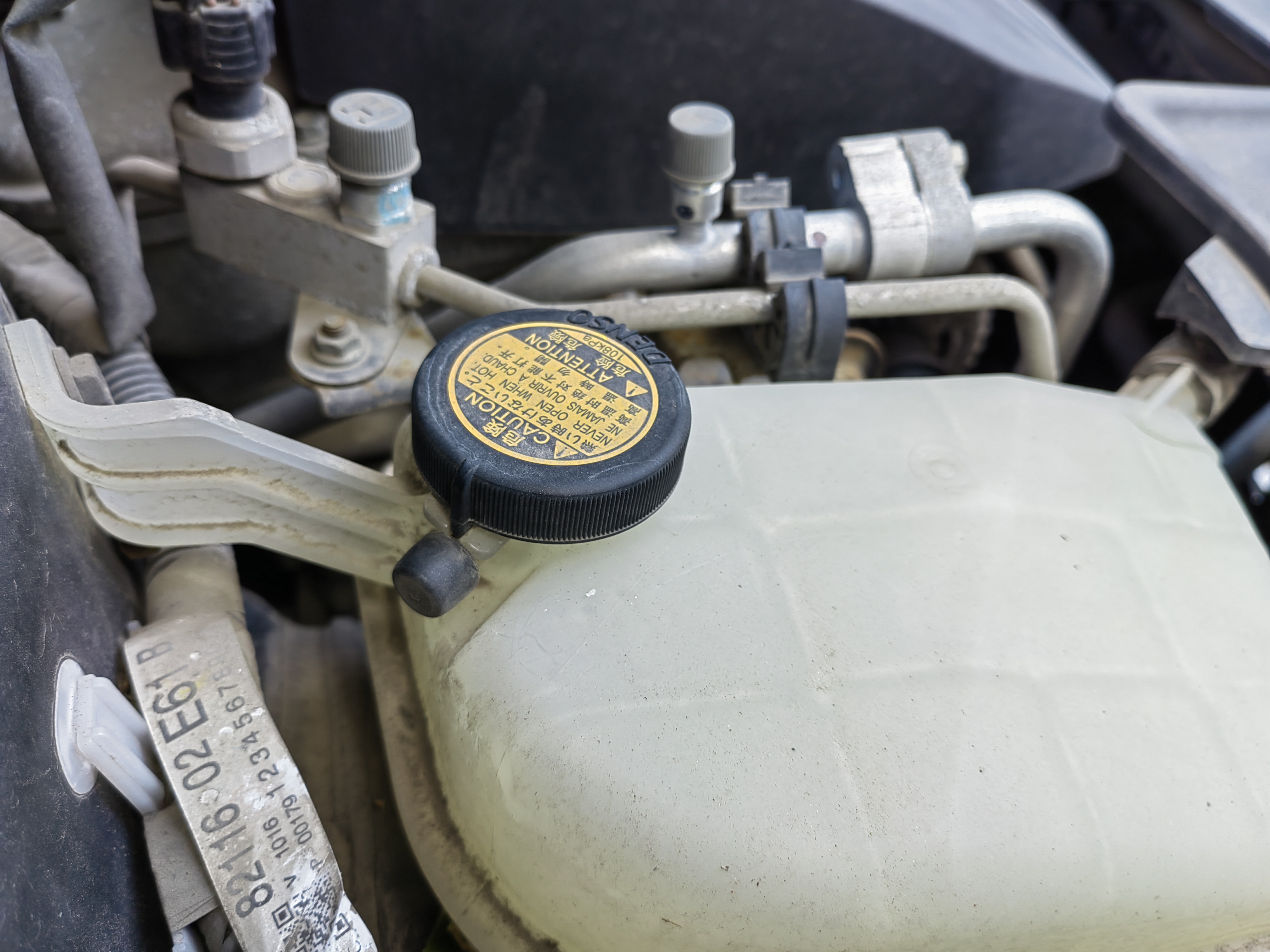 卡罗拉这个防冻液壶盖怎样打开?