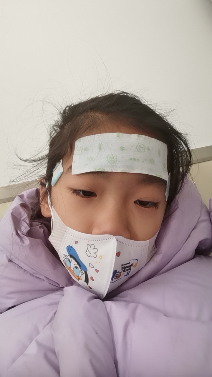 我发烧了,贴个退热贴,穿暖和点,别着凉哦!