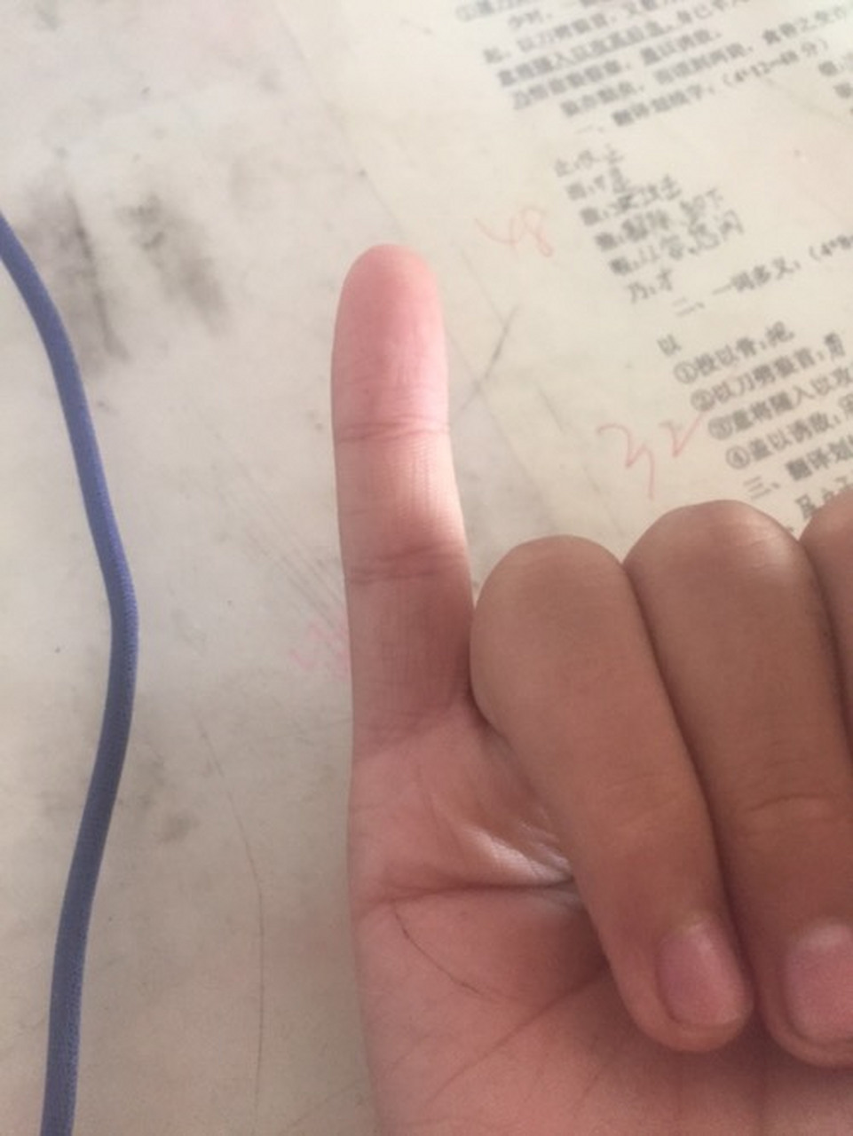 字校不让骂人了,也不许竖中指了,于是又出现了这个手势